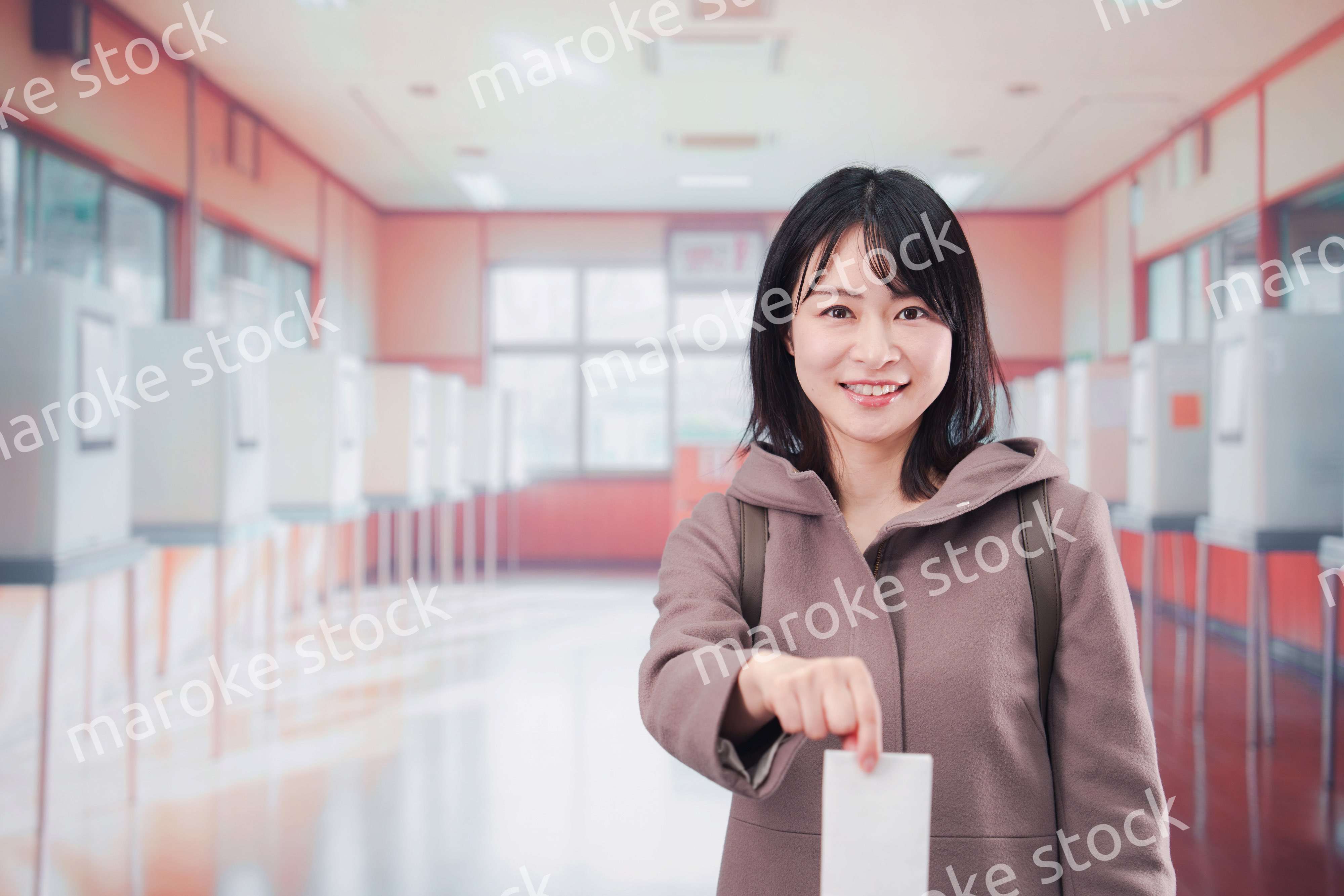 投票所で選挙の投票をする女性の有権者