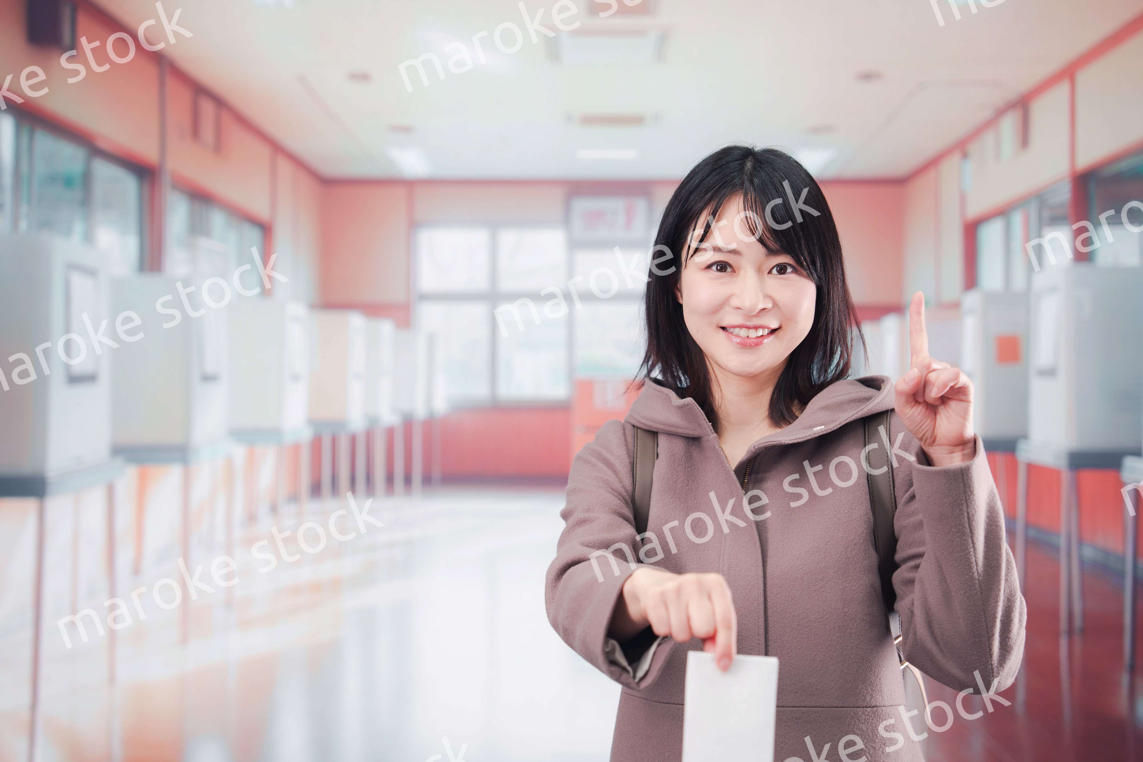 投票所で選挙の投票をする女性の有権者