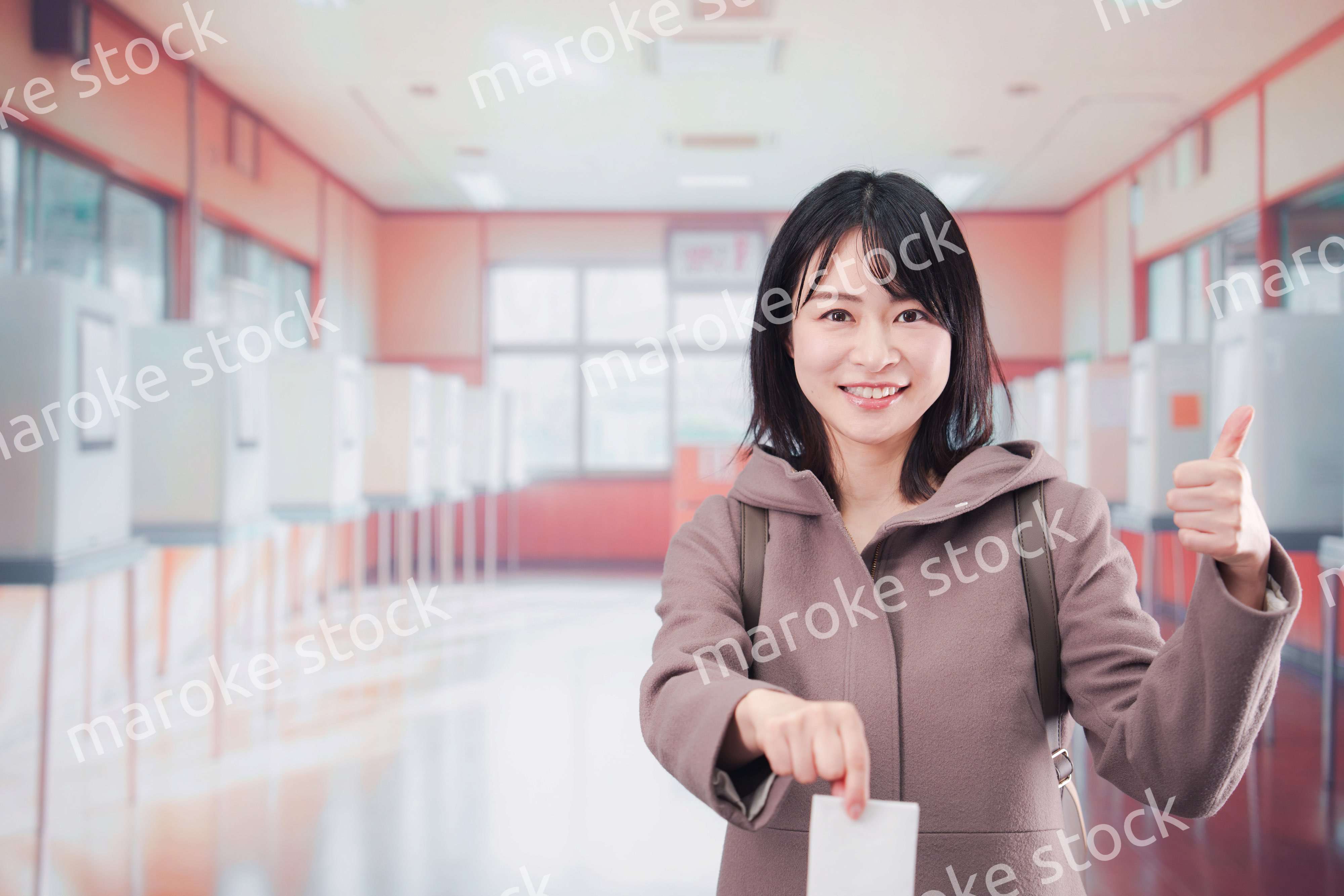 投票所で選挙の投票をする女性の有権者