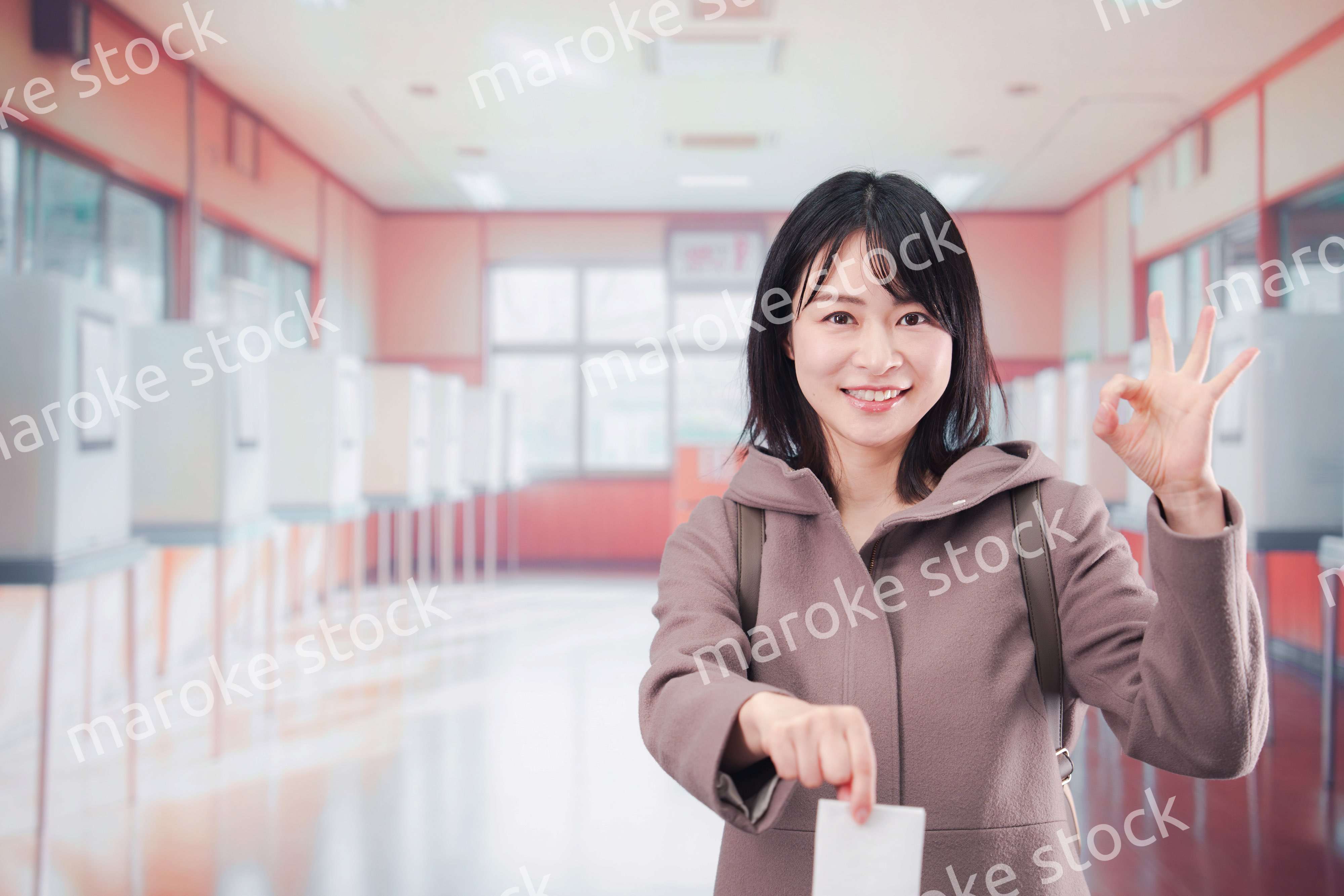 投票所で選挙の投票をする女性の有権者