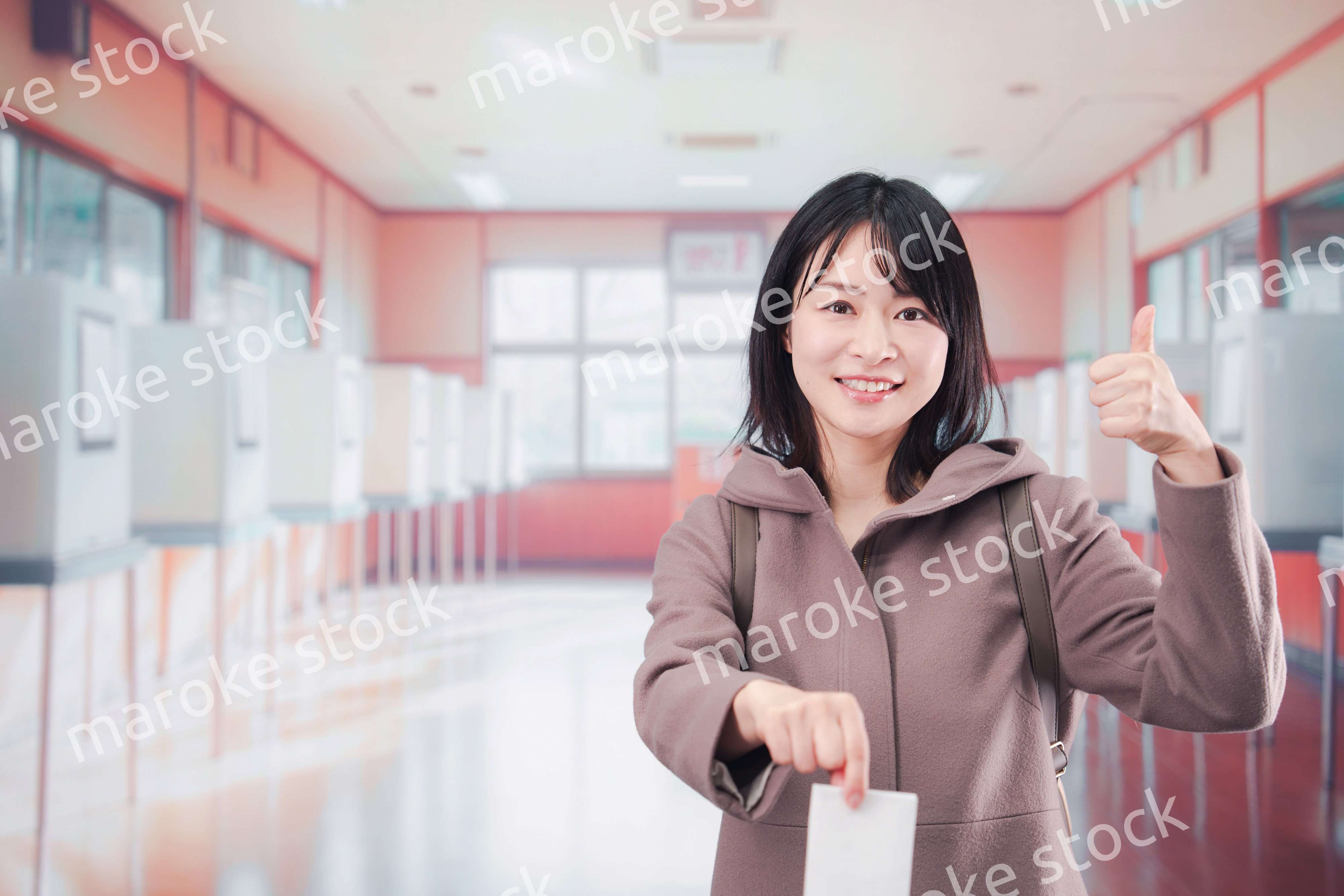 投票所で選挙の投票をする女性の有権者