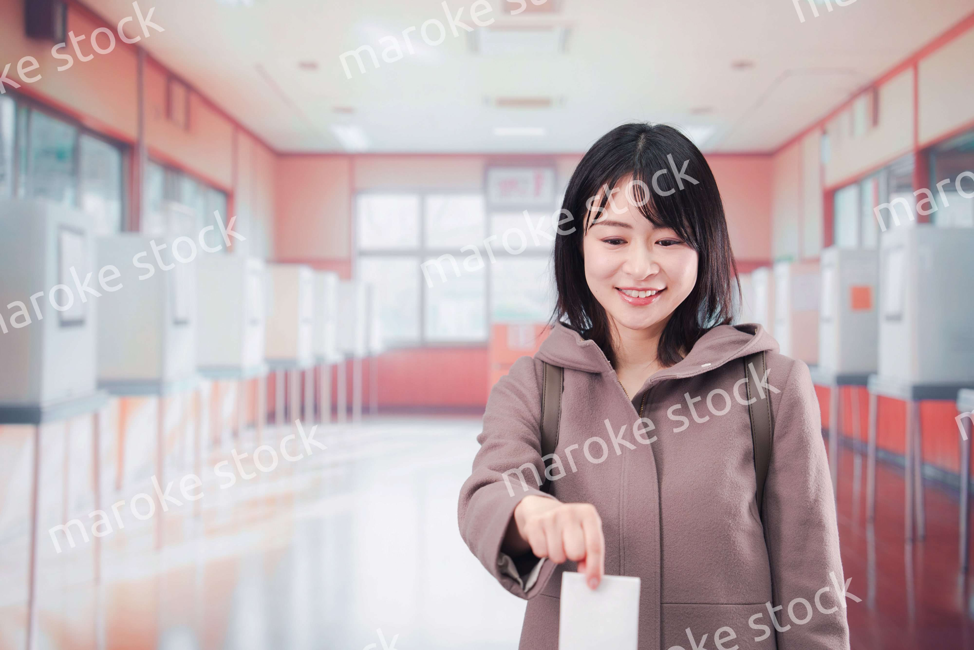 投票所で選挙の投票をする女性の有権者