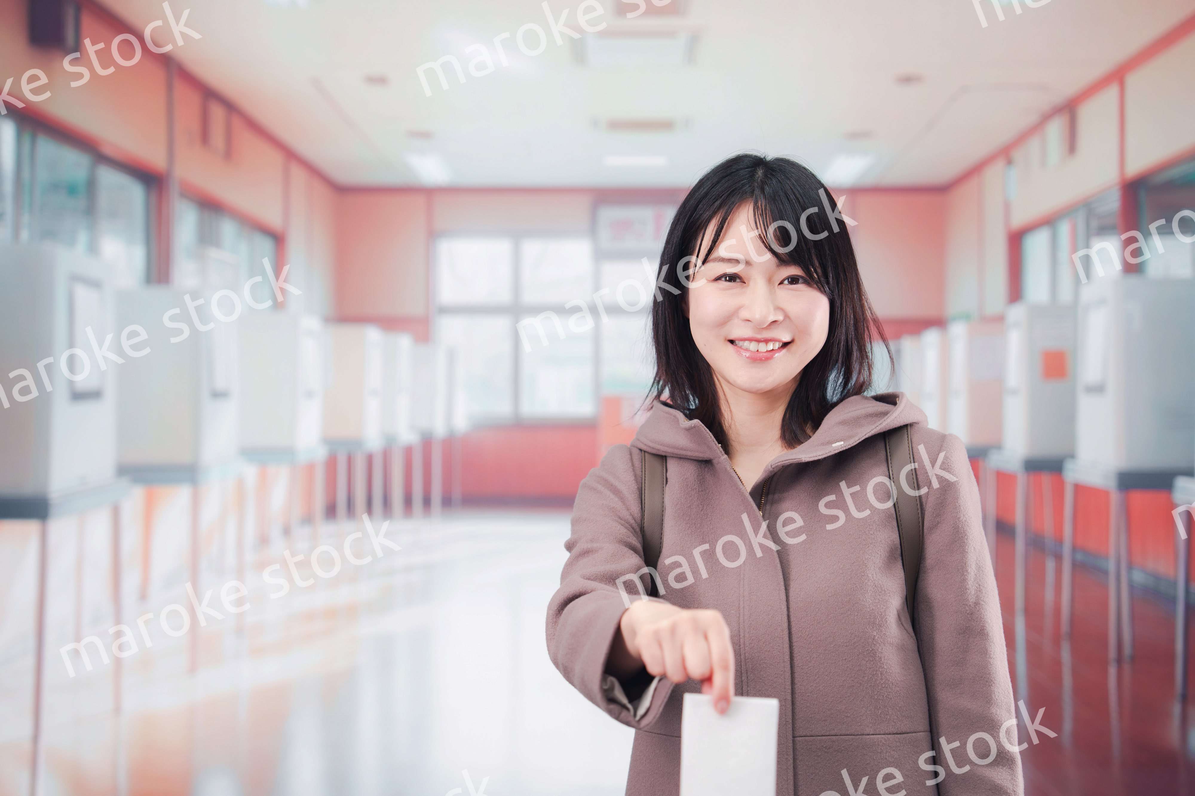 投票所で選挙の投票をする女性の有権者