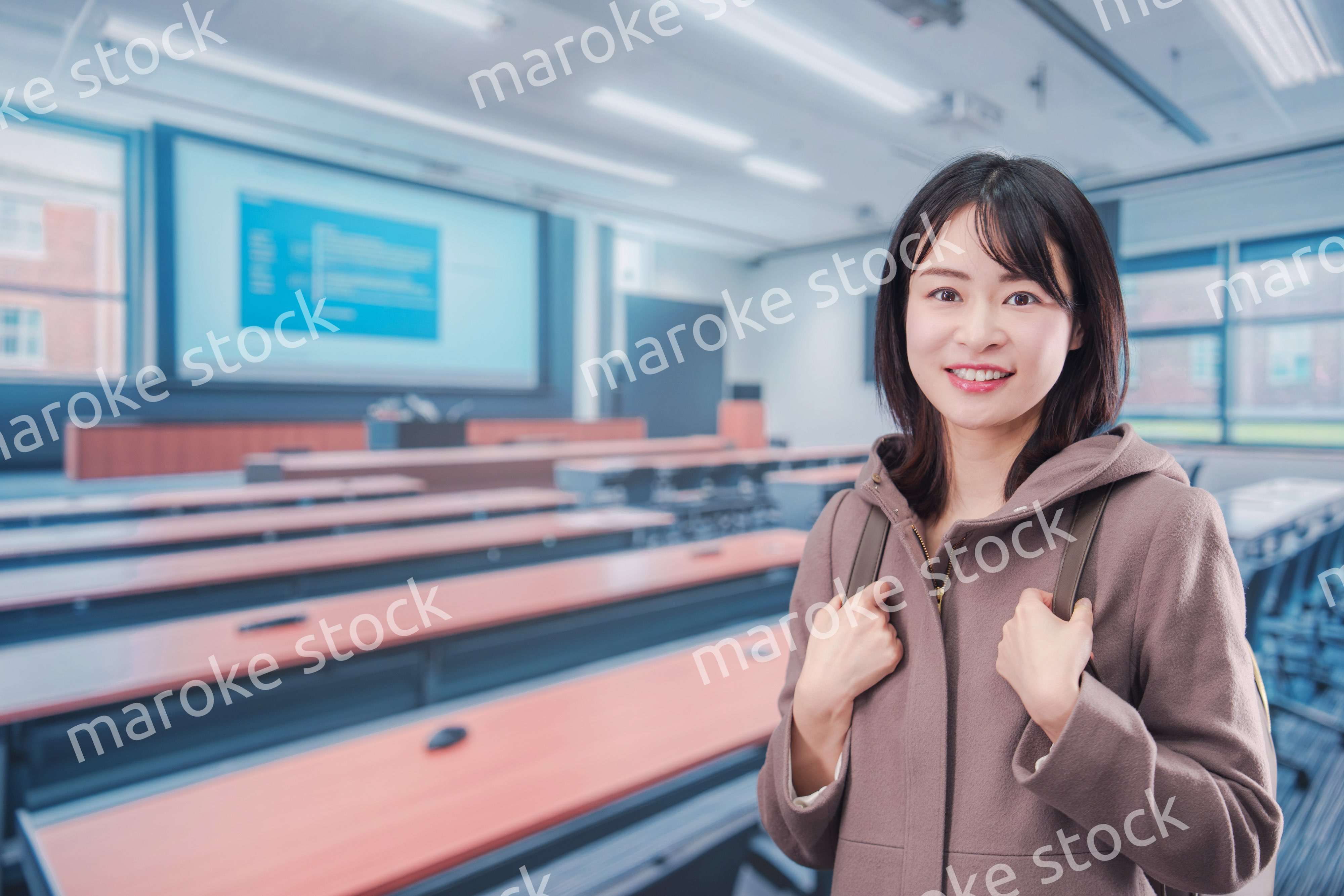 大学のキャンパスで笑顔の若い女性