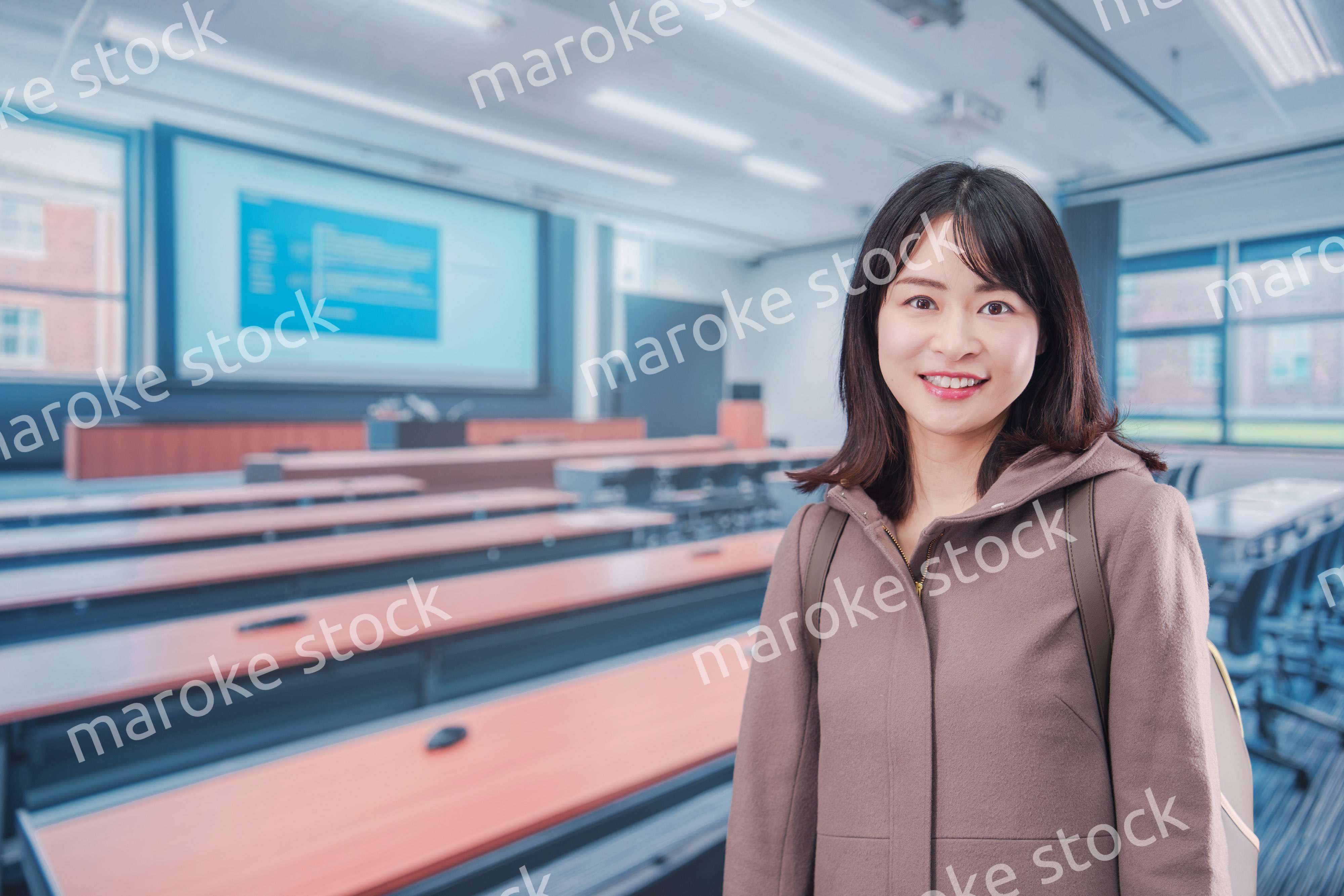 大学のキャンパスで笑顔の若い女性