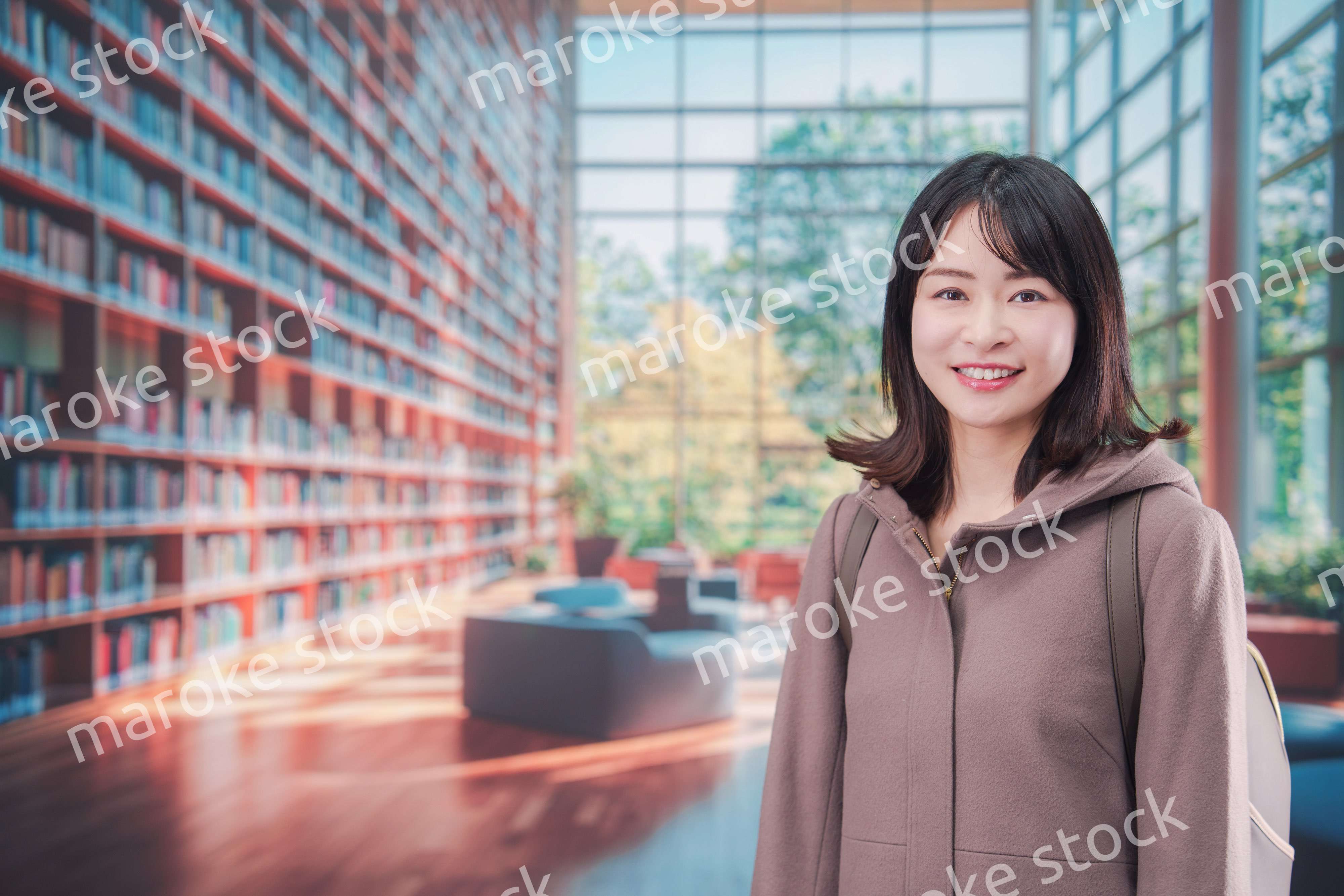 大学のキャンパスで笑顔の若い女性