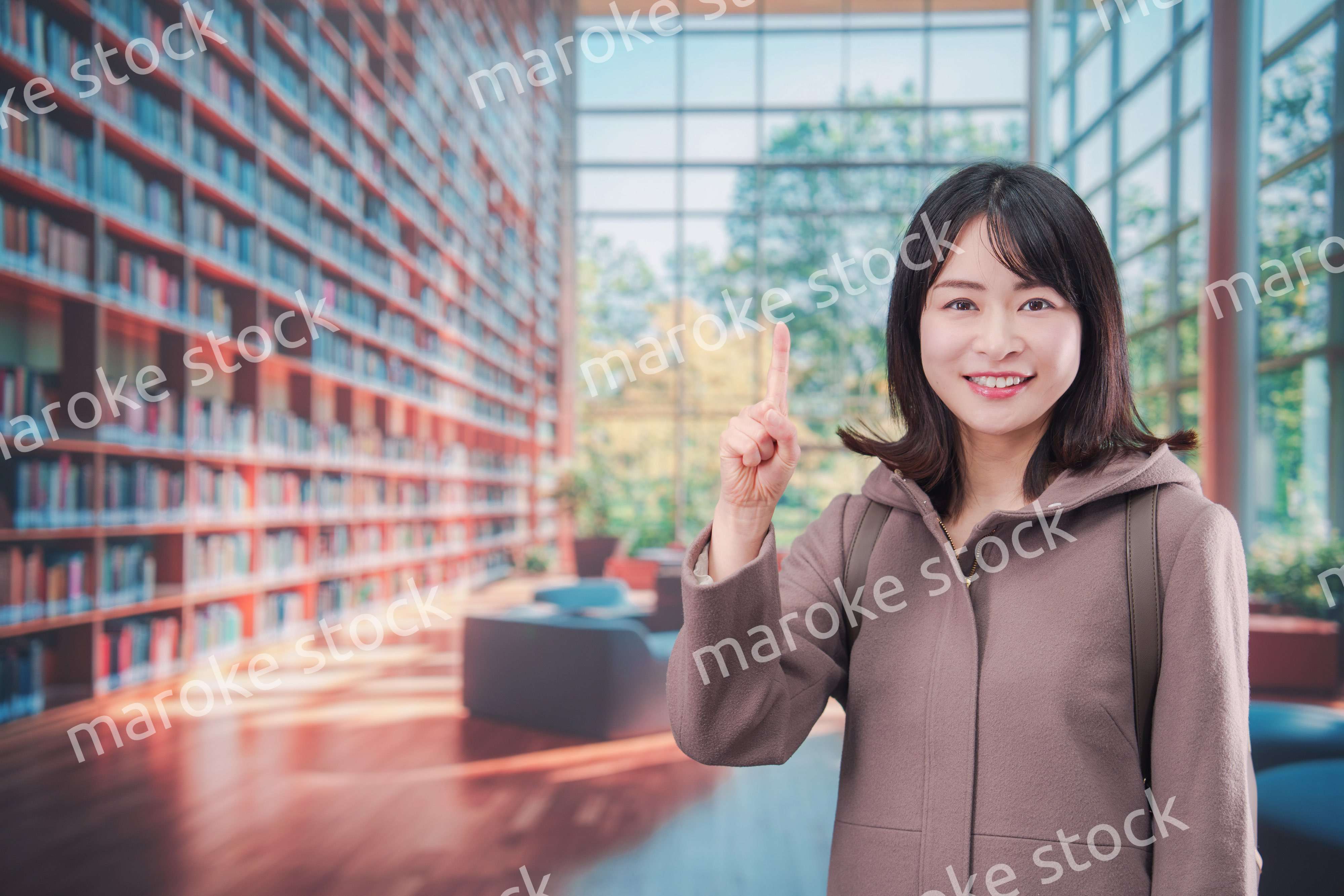 大学のキャンパスで笑顔の若い女性