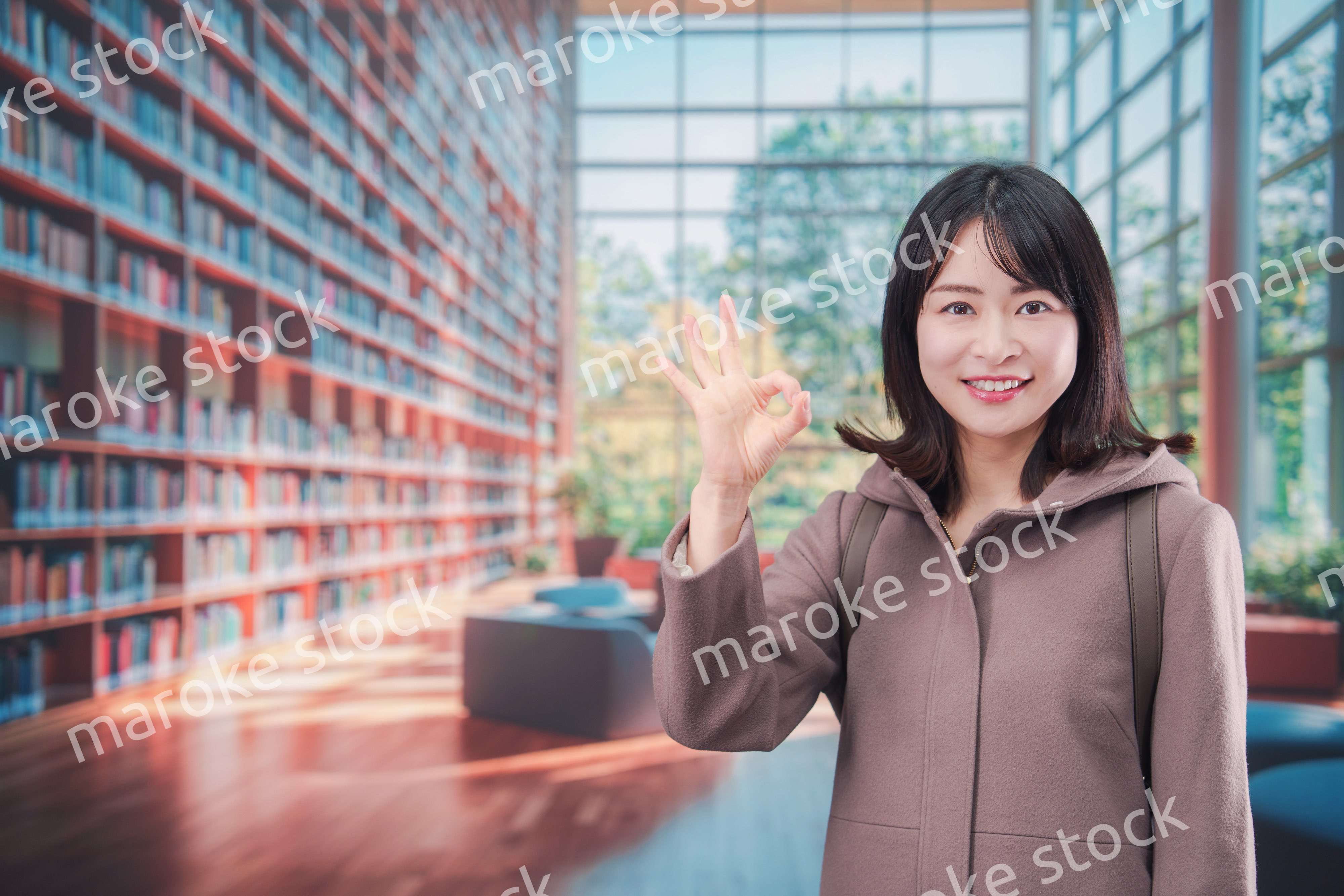 大学のキャンパスで笑顔の若い女性