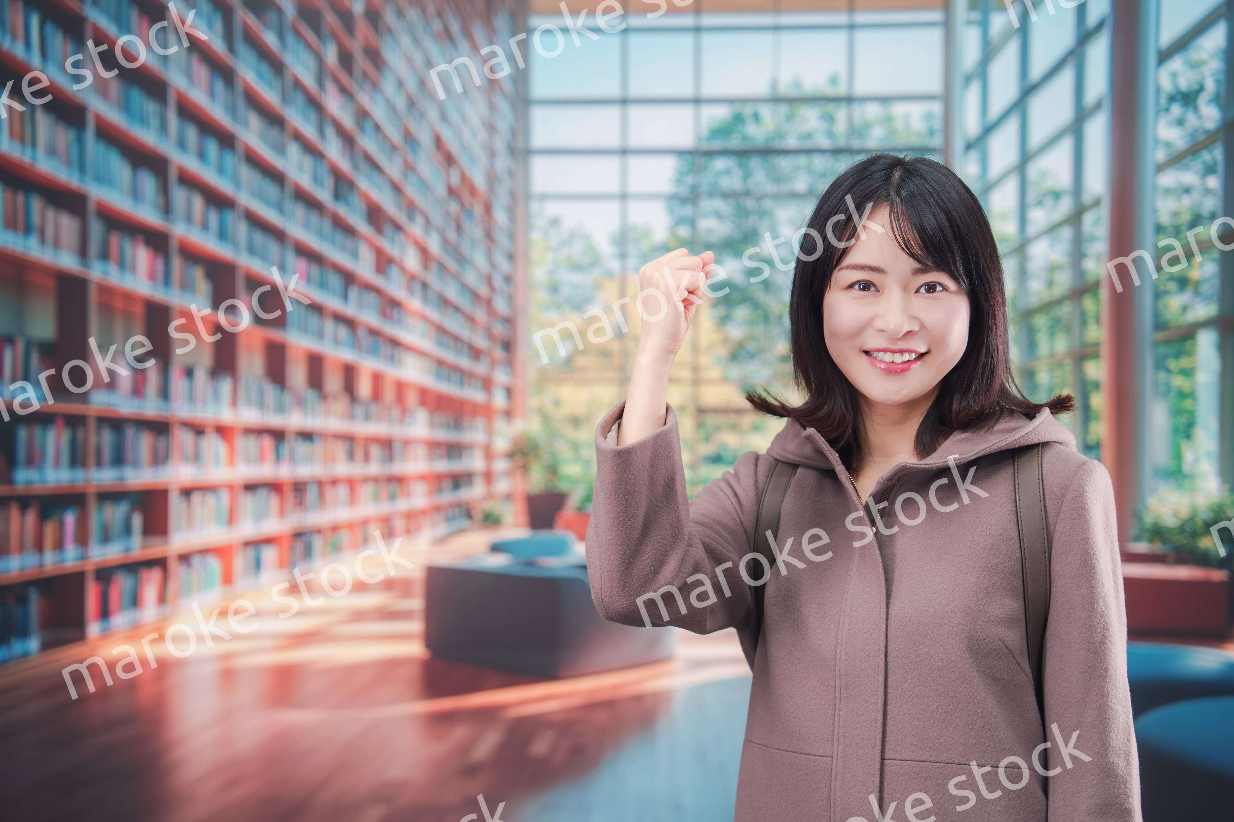 大学のキャンパスで笑顔の若い女性