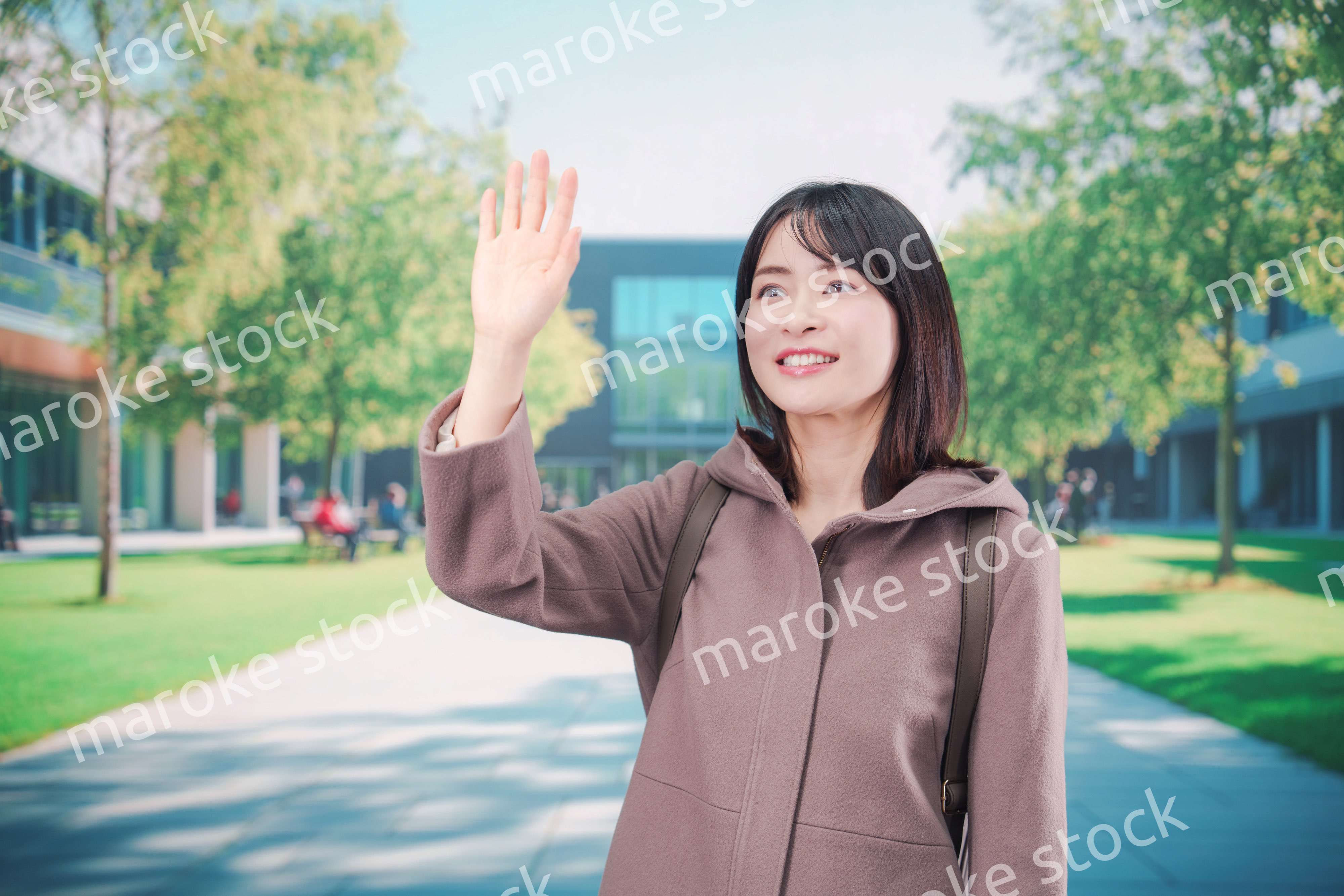 大学のキャンパスで笑顔の若い女性