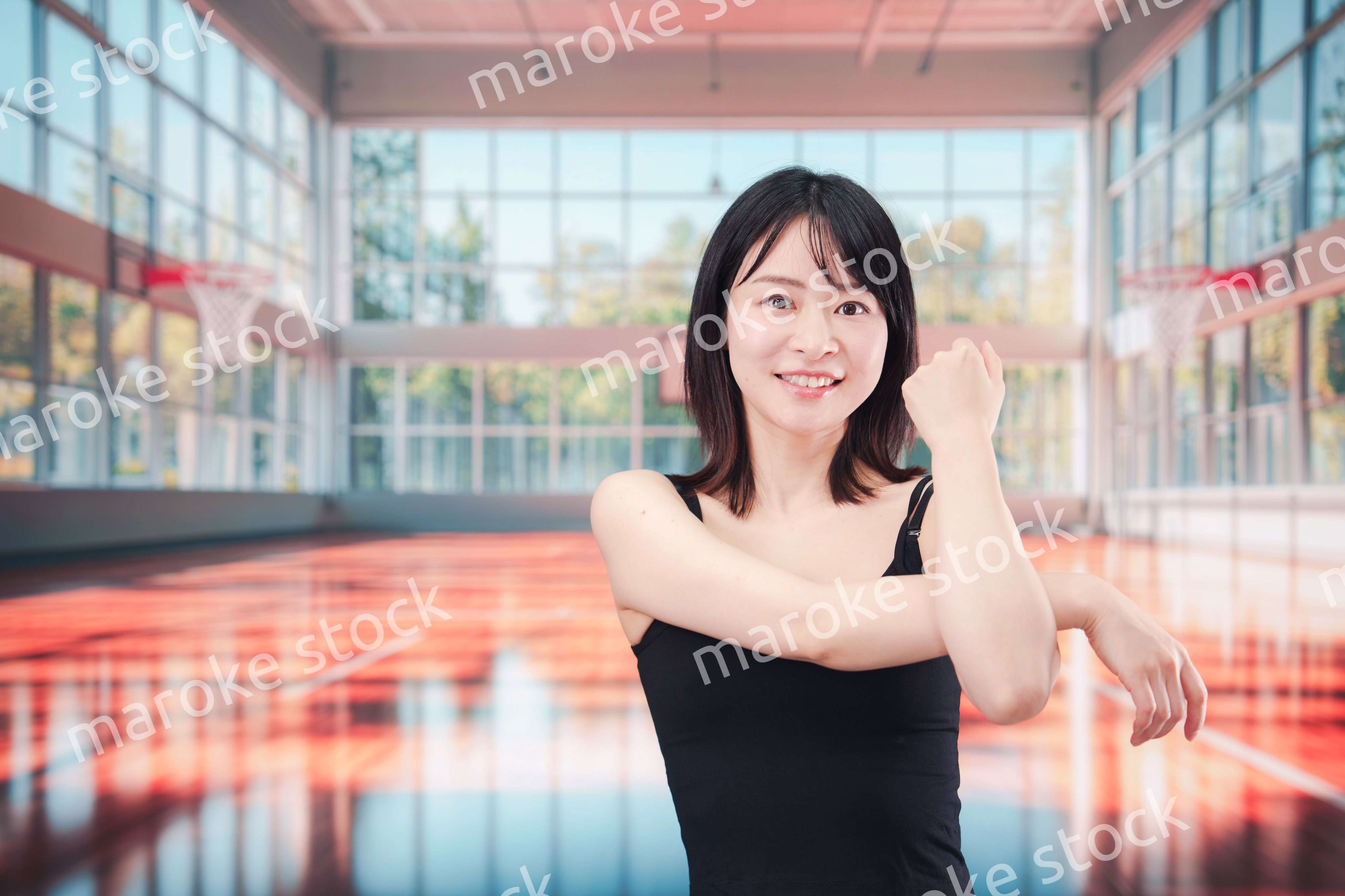 体育館でスポーツを楽しむ若い女性