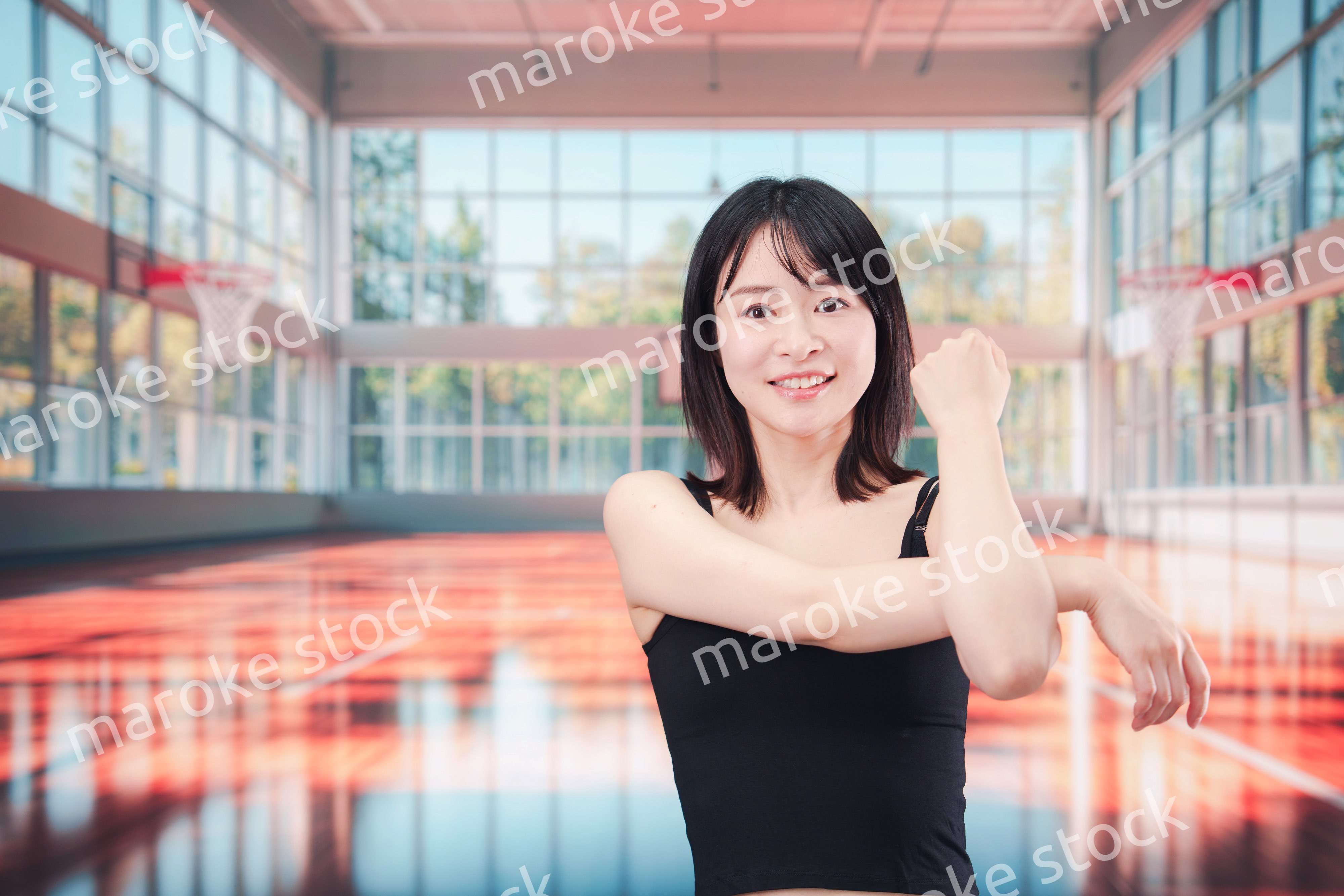 体育館でスポーツを楽しむ若い女性