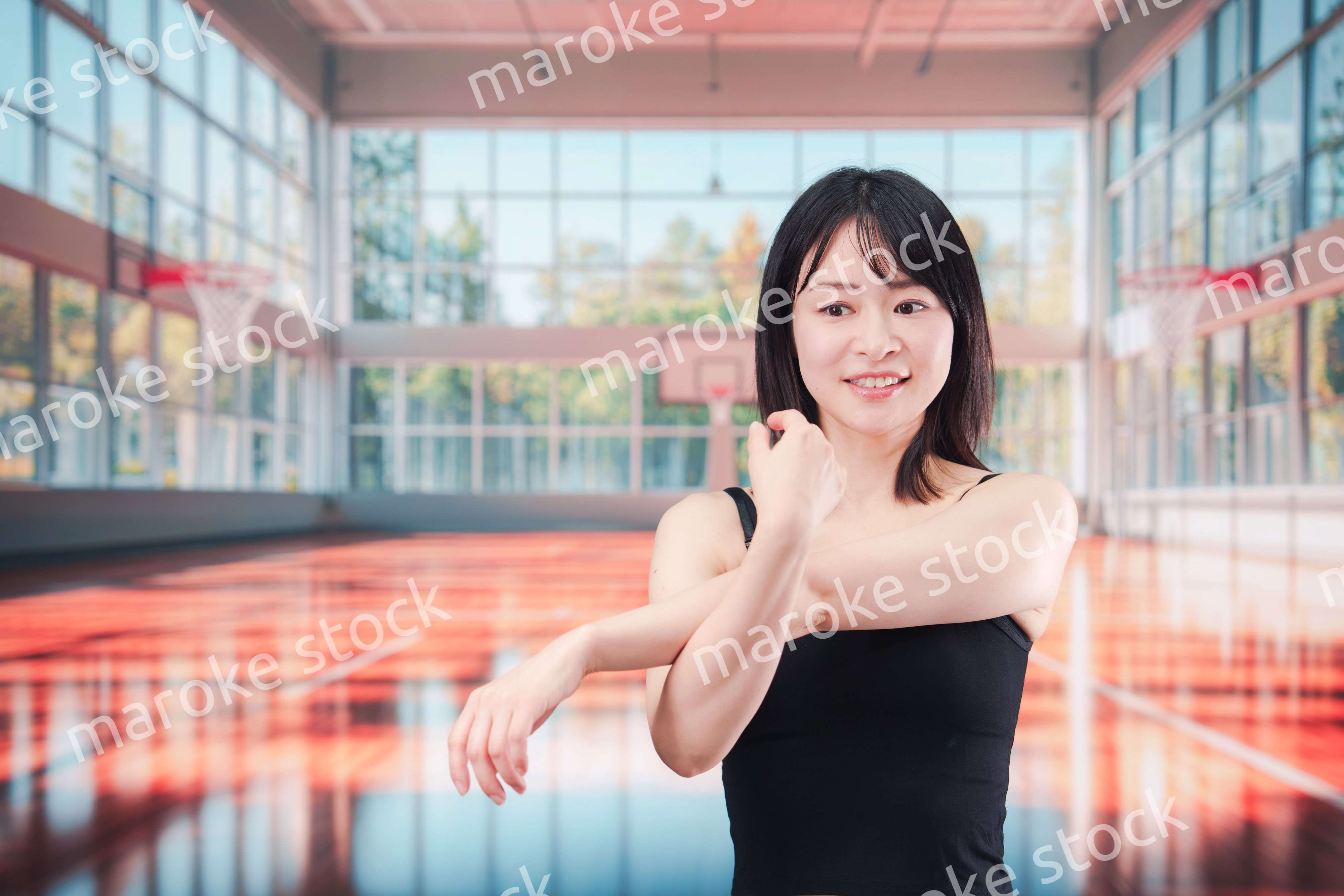 体育館でスポーツを楽しむ若い女性