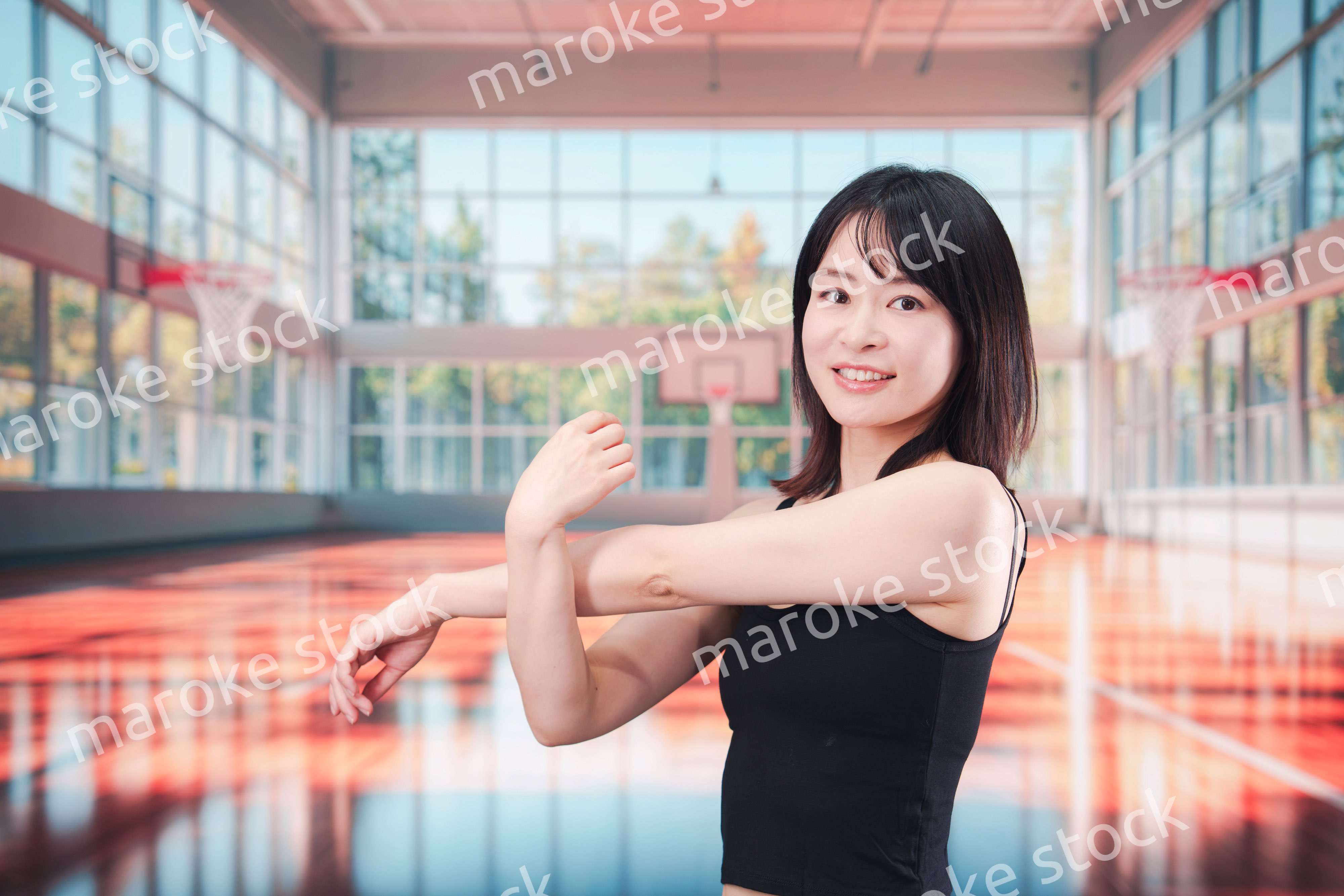 体育館でスポーツを楽しむ若い女性