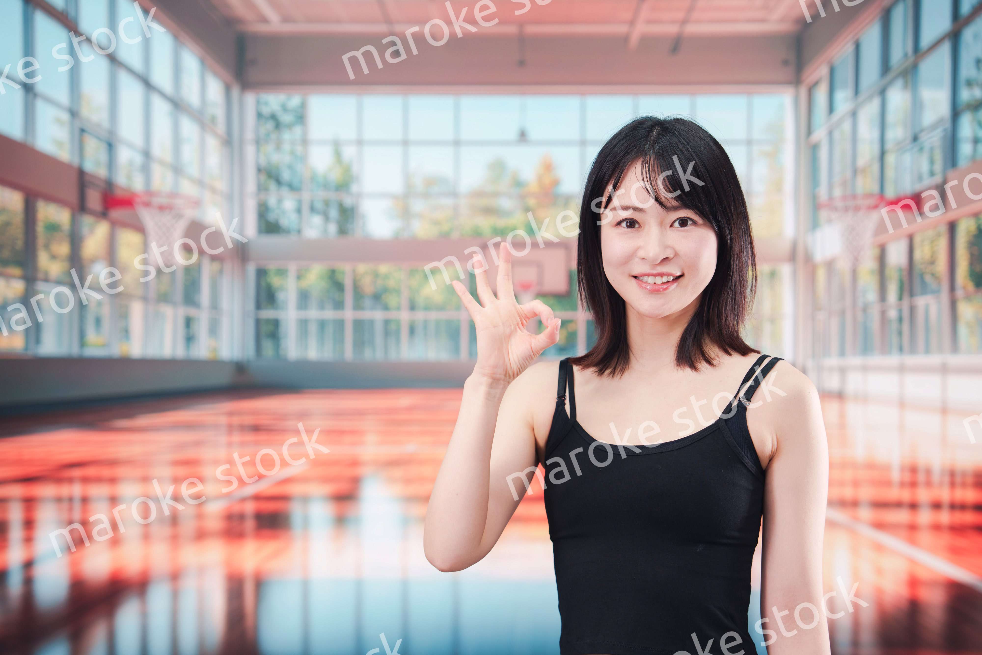 体育館でスポーツを楽しむ若い女性