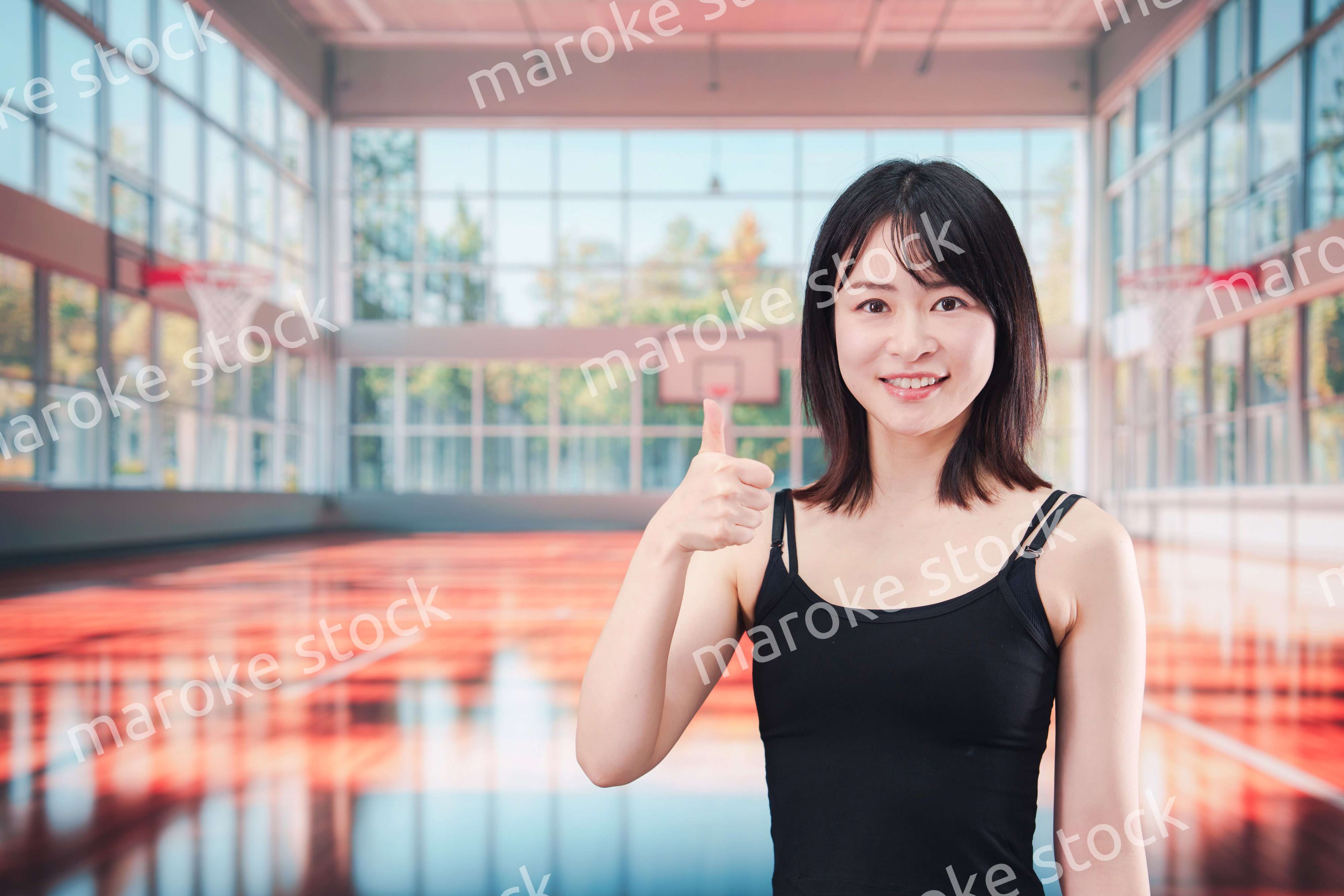 体育館でスポーツを楽しむ若い女性