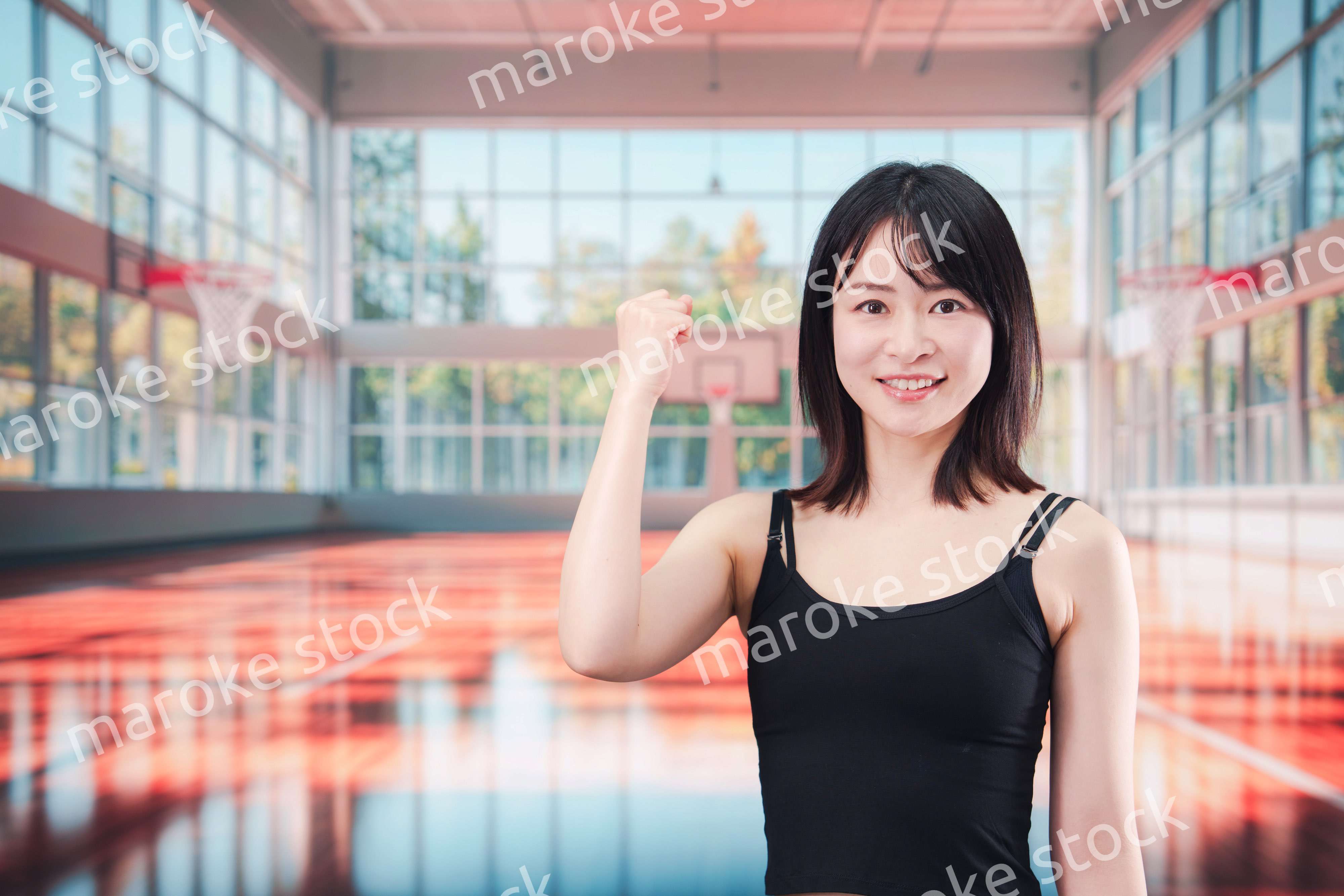 体育館でスポーツを楽しむ若い女性