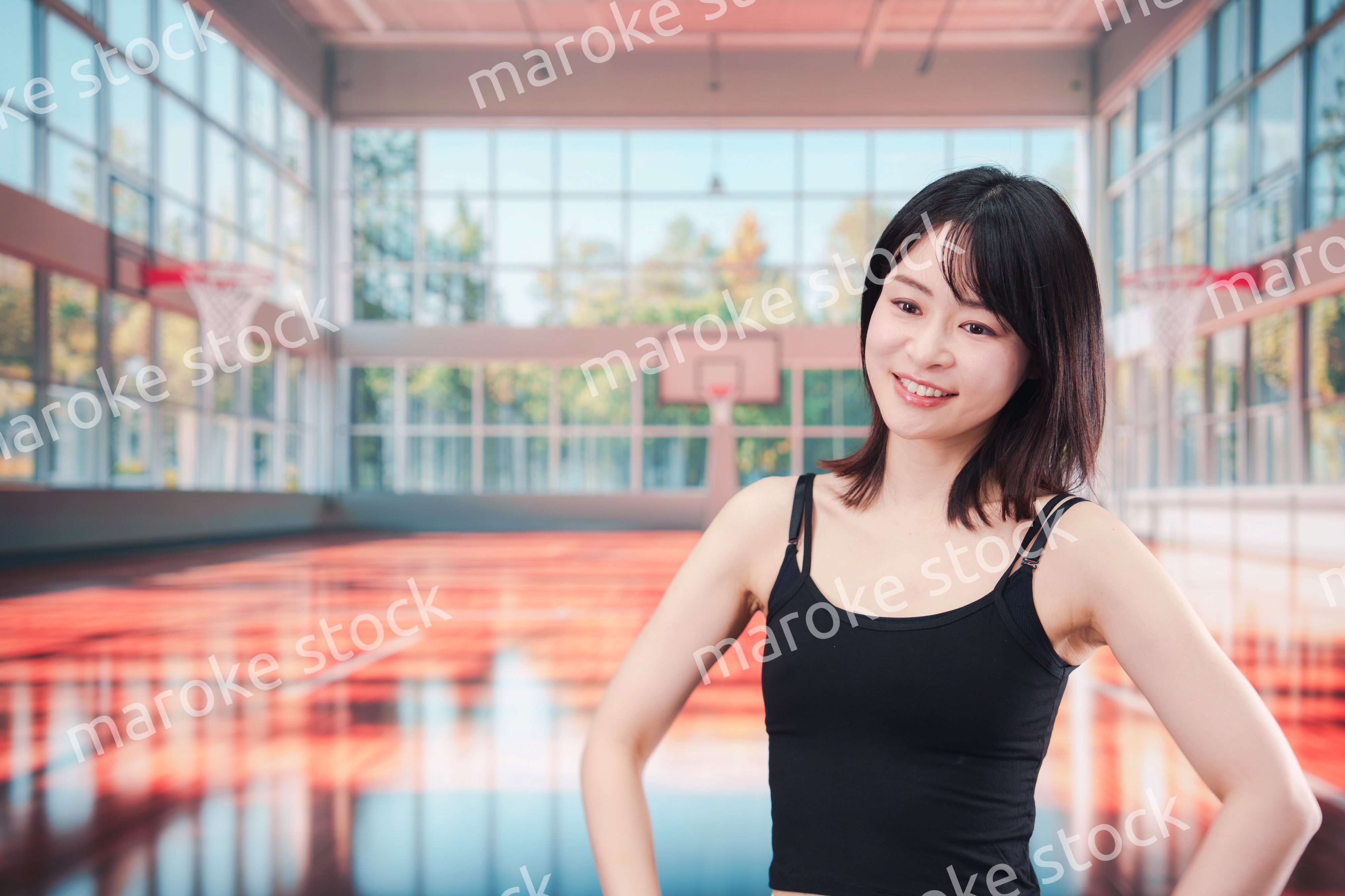 体育館でスポーツを楽しむ若い女性