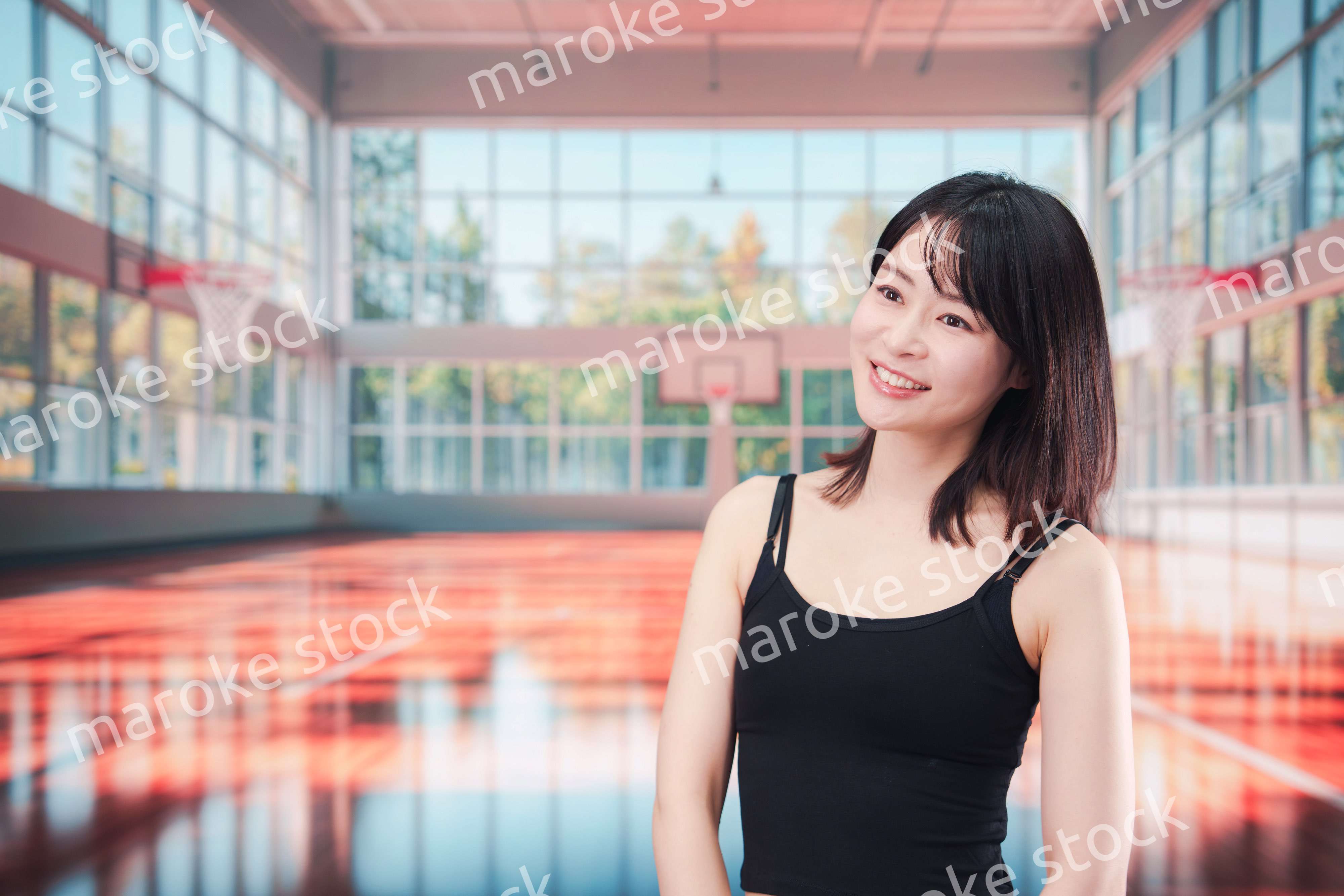 体育館でスポーツを楽しむ若い女性