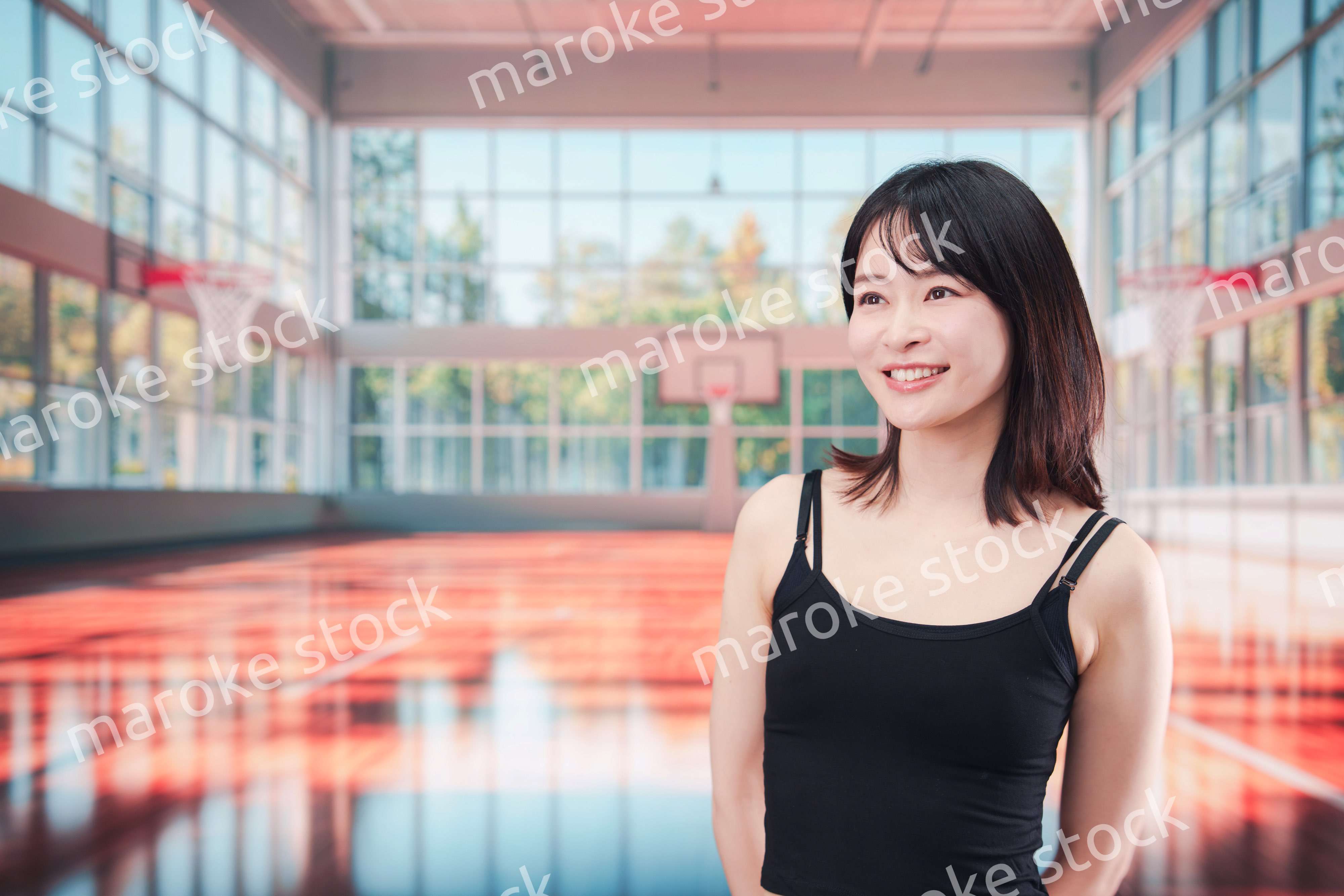 体育館でスポーツを楽しむ若い女性