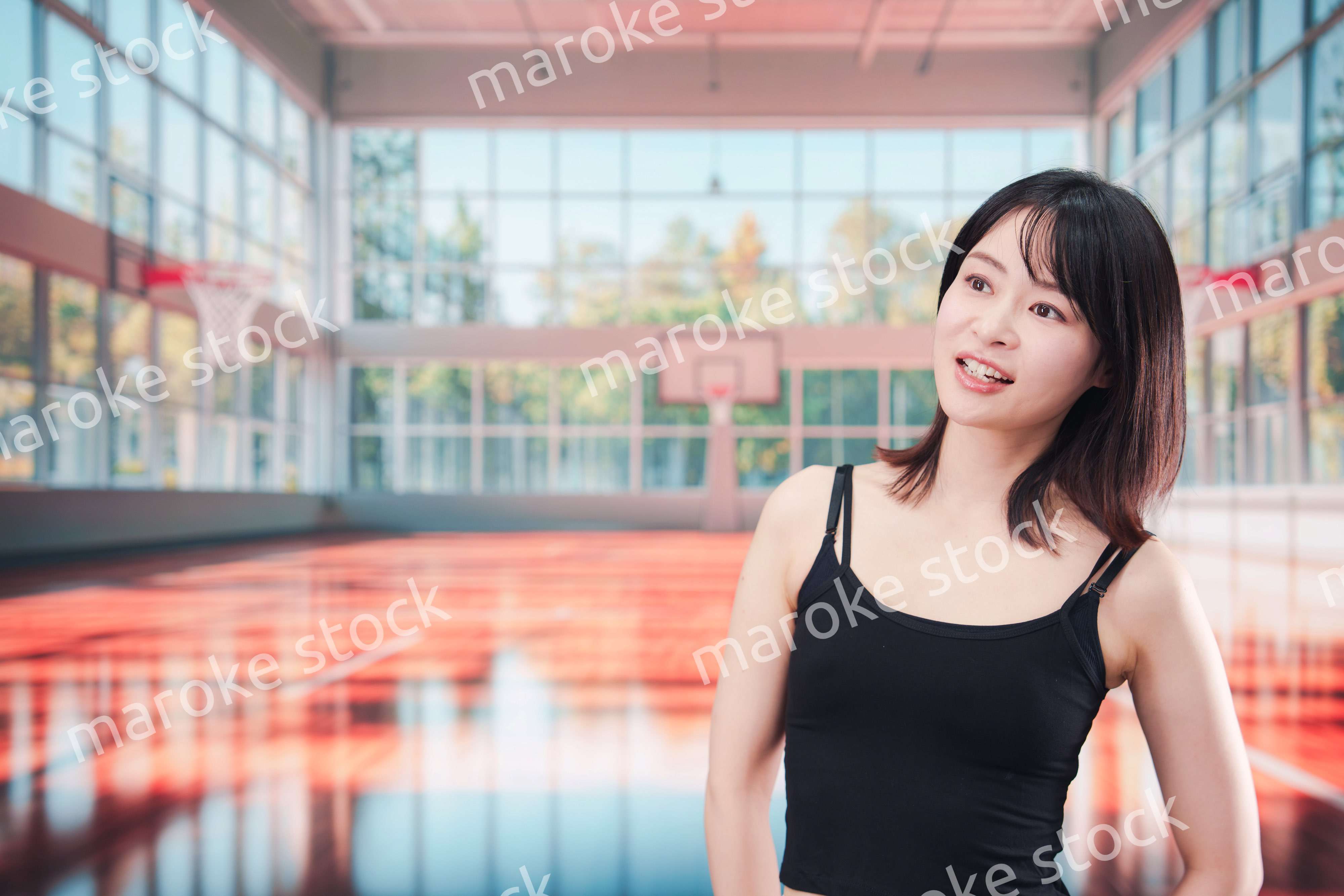 体育館でスポーツを楽しむ若い女性