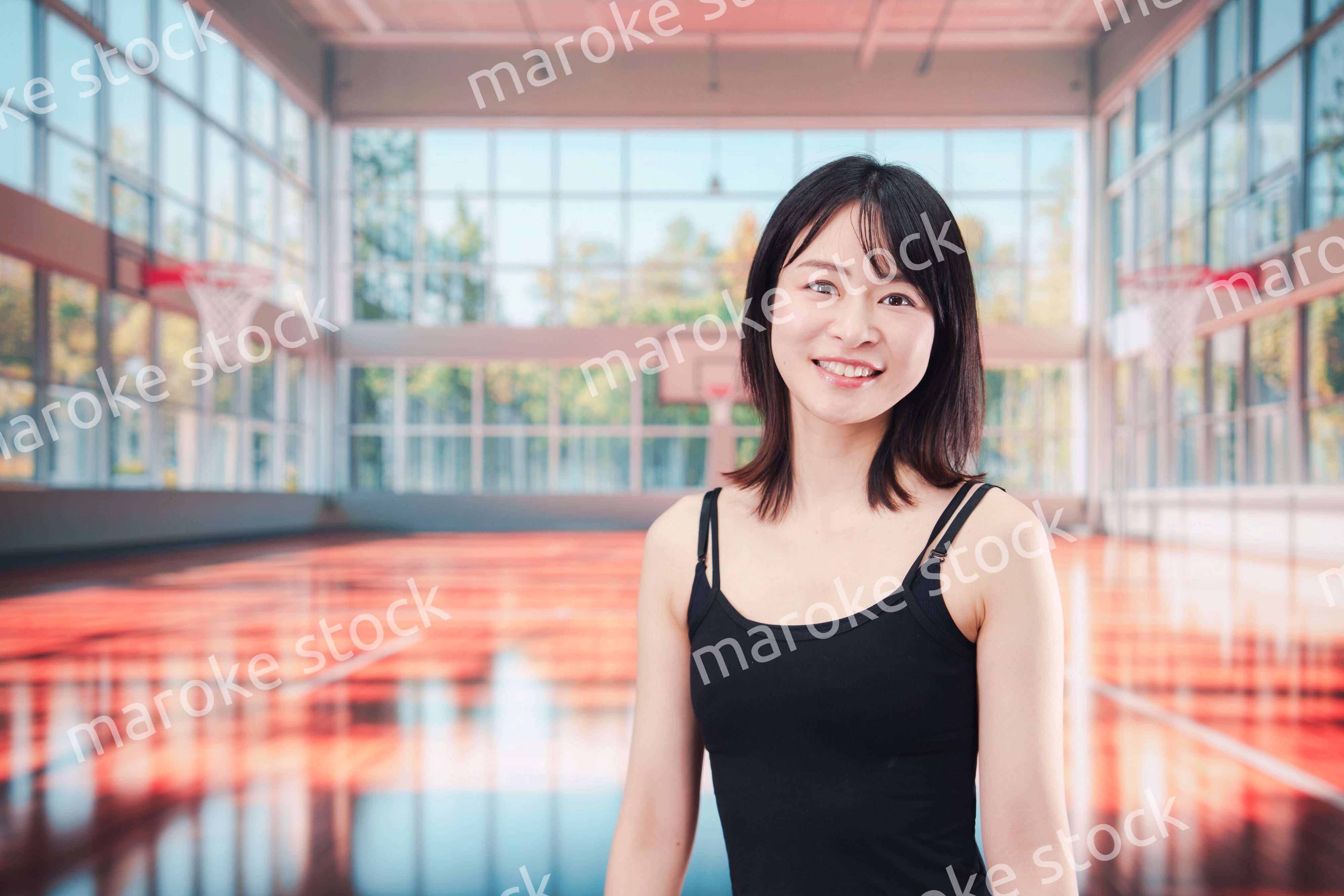 体育館でスポーツを楽しむ若い女性