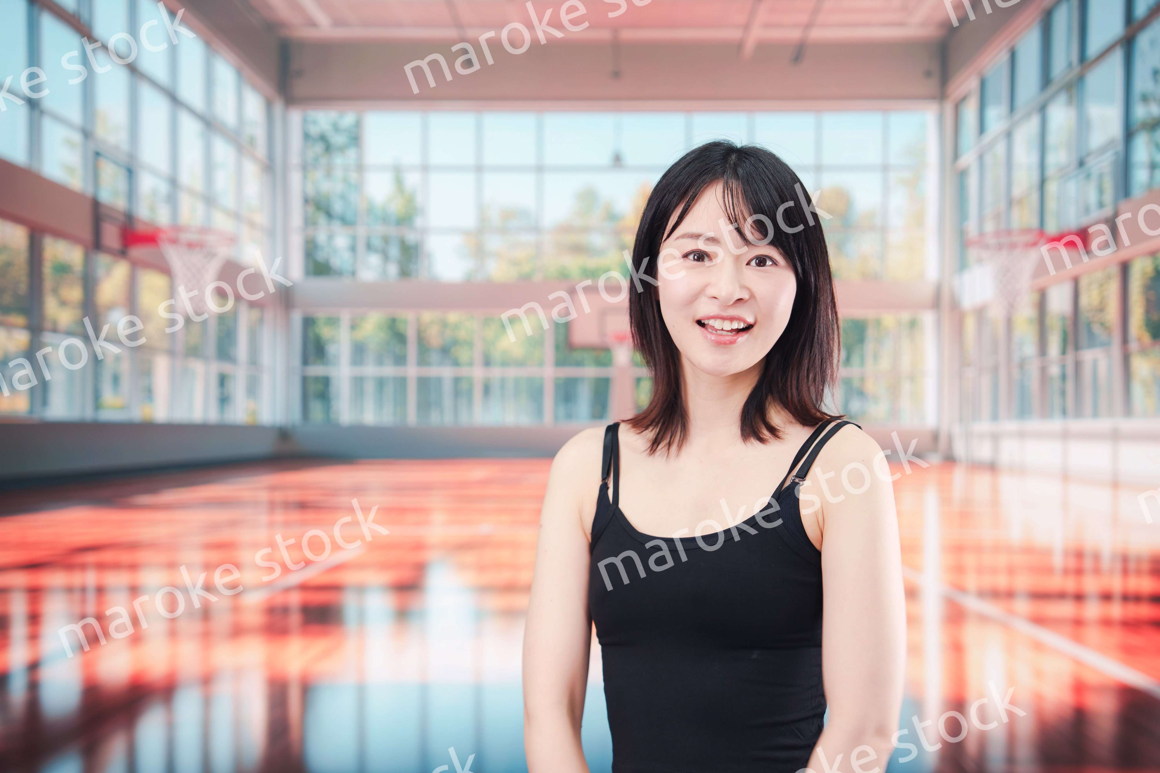 体育館でスポーツを楽しむ若い女性