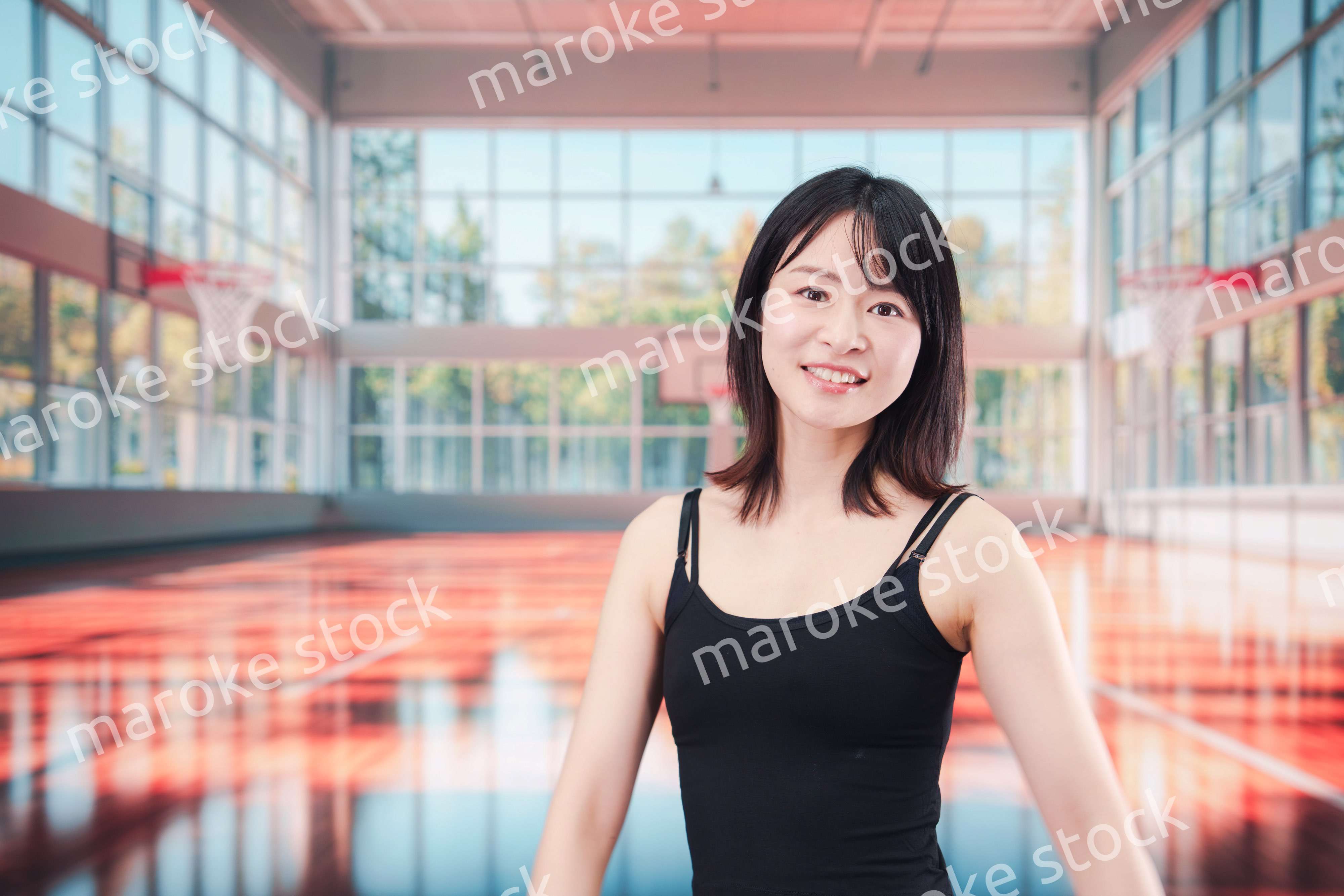 体育館でスポーツを楽しむ若い女性