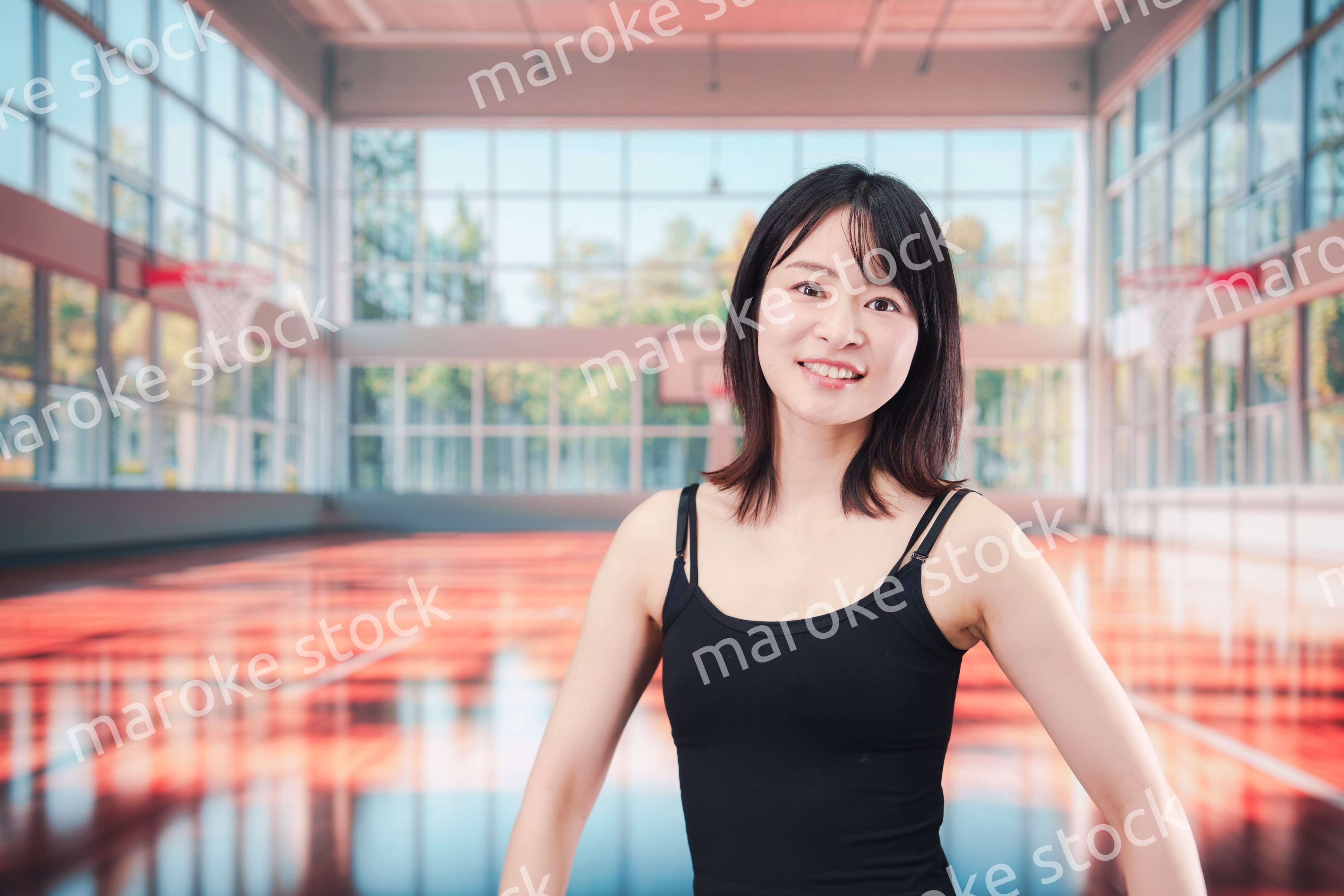 体育館でスポーツを楽しむ若い女性