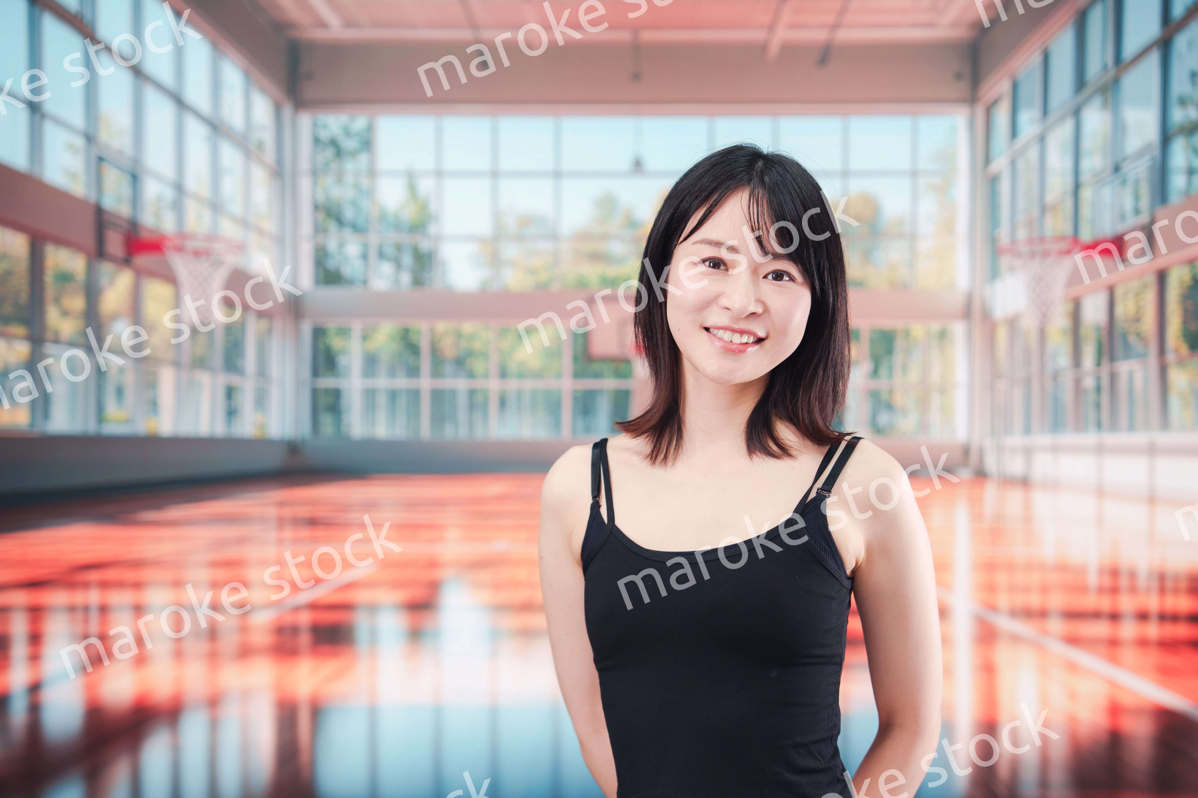 体育館でスポーツを楽しむ若い女性