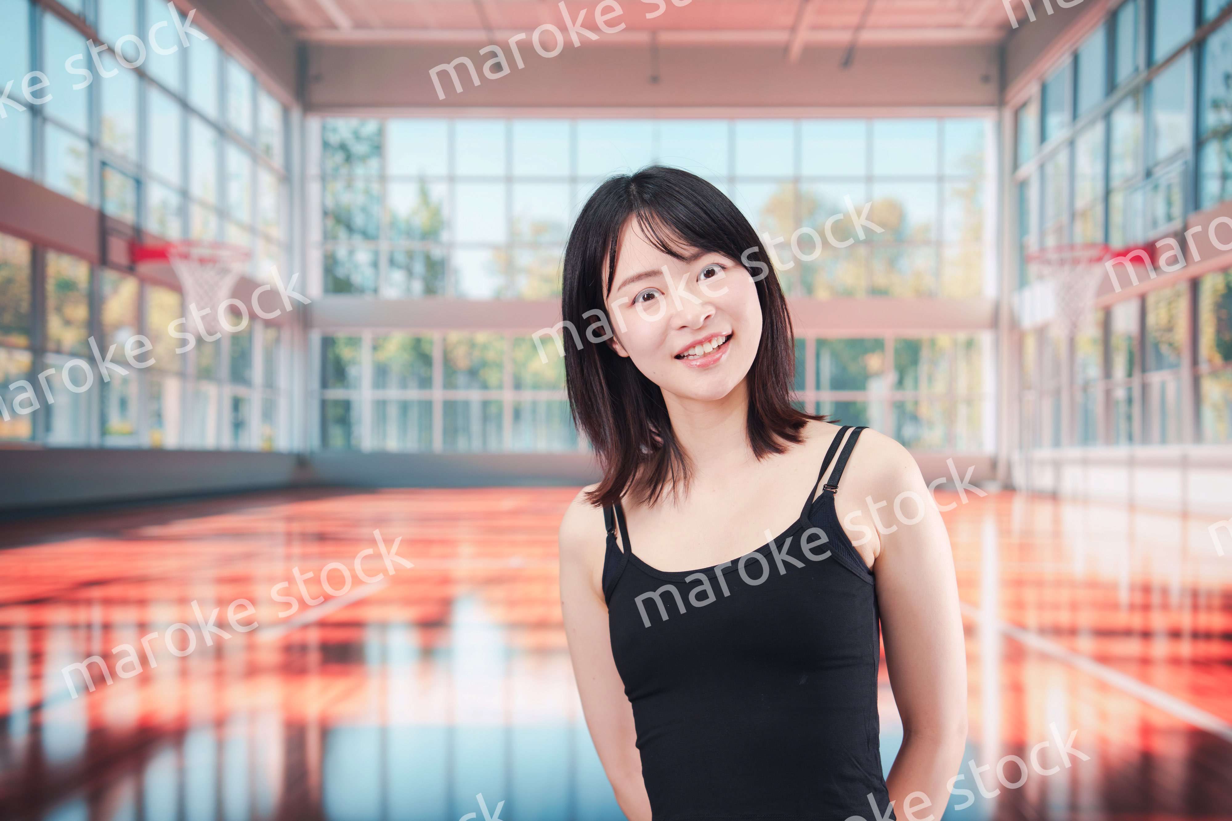 体育館でスポーツを楽しむ若い女性