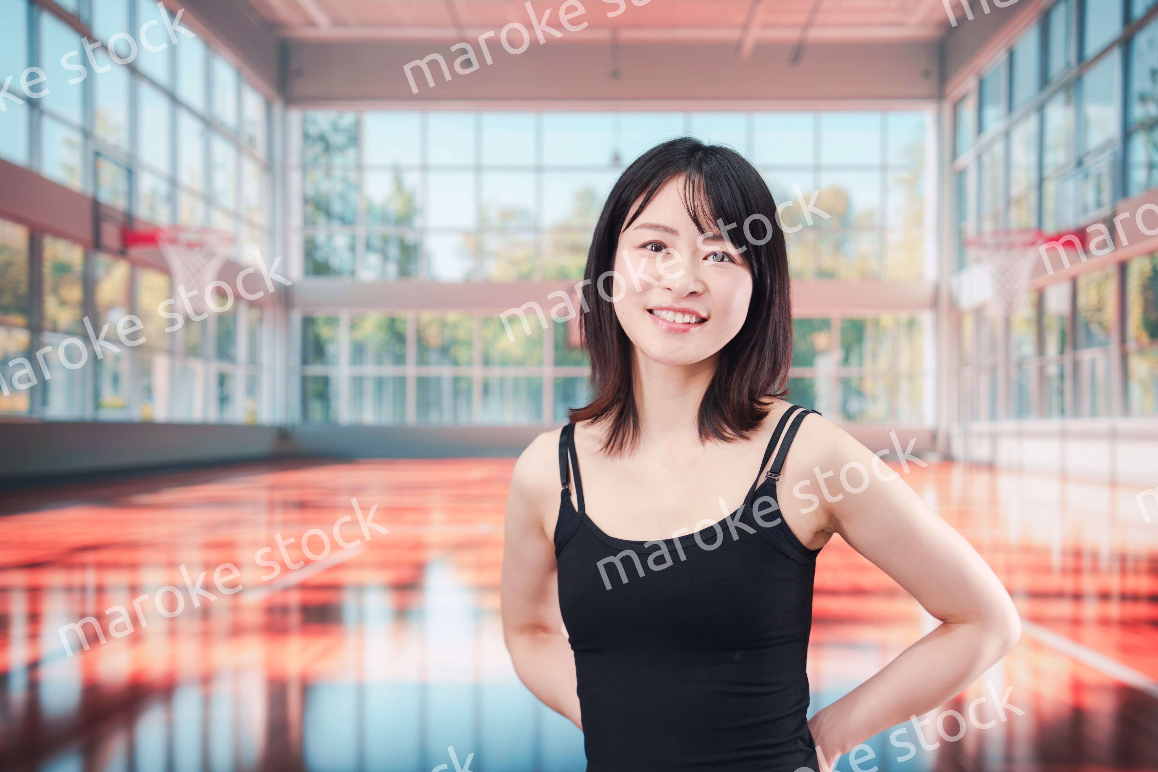 体育館でスポーツを楽しむ若い女性