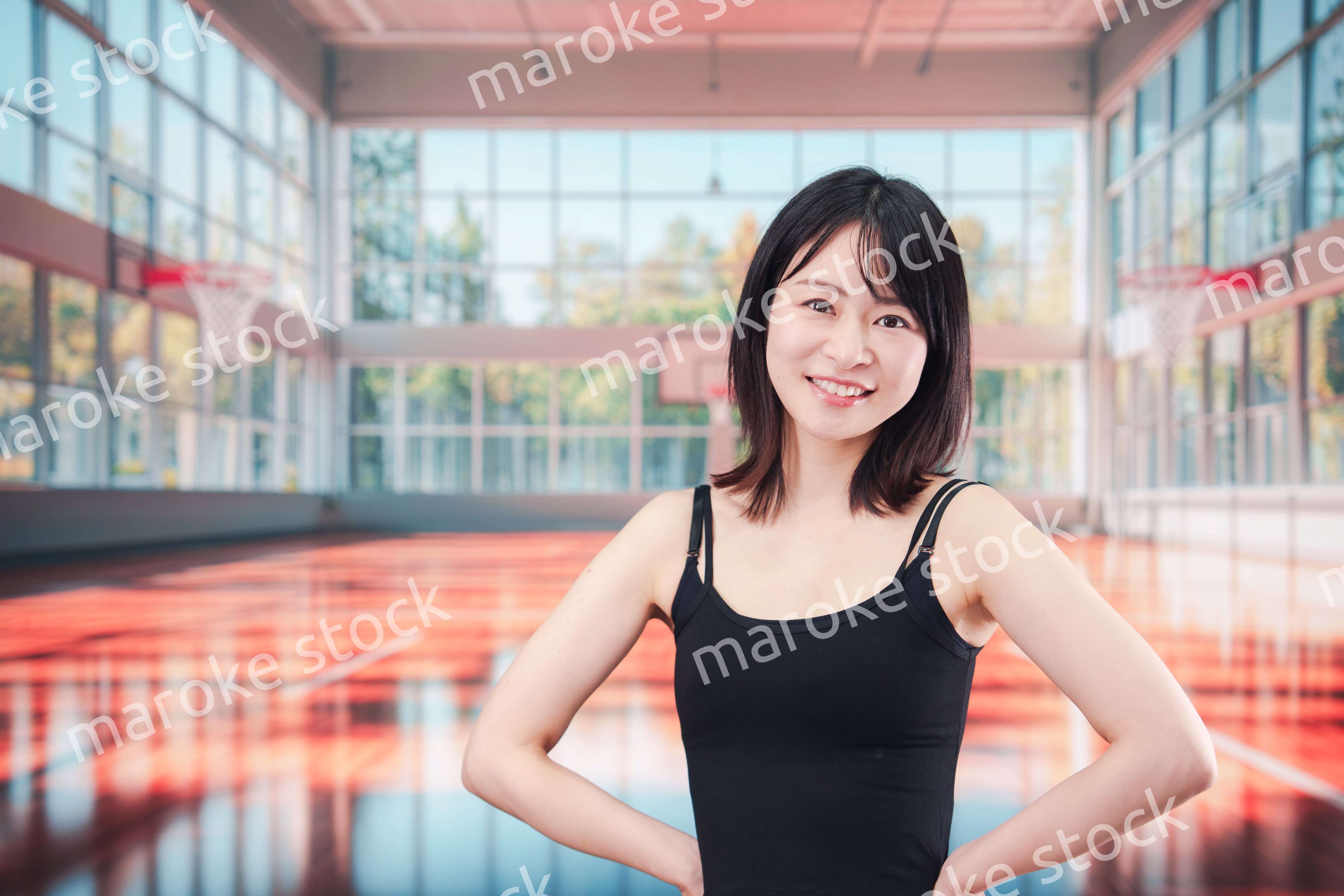 体育館でスポーツを楽しむ若い女性