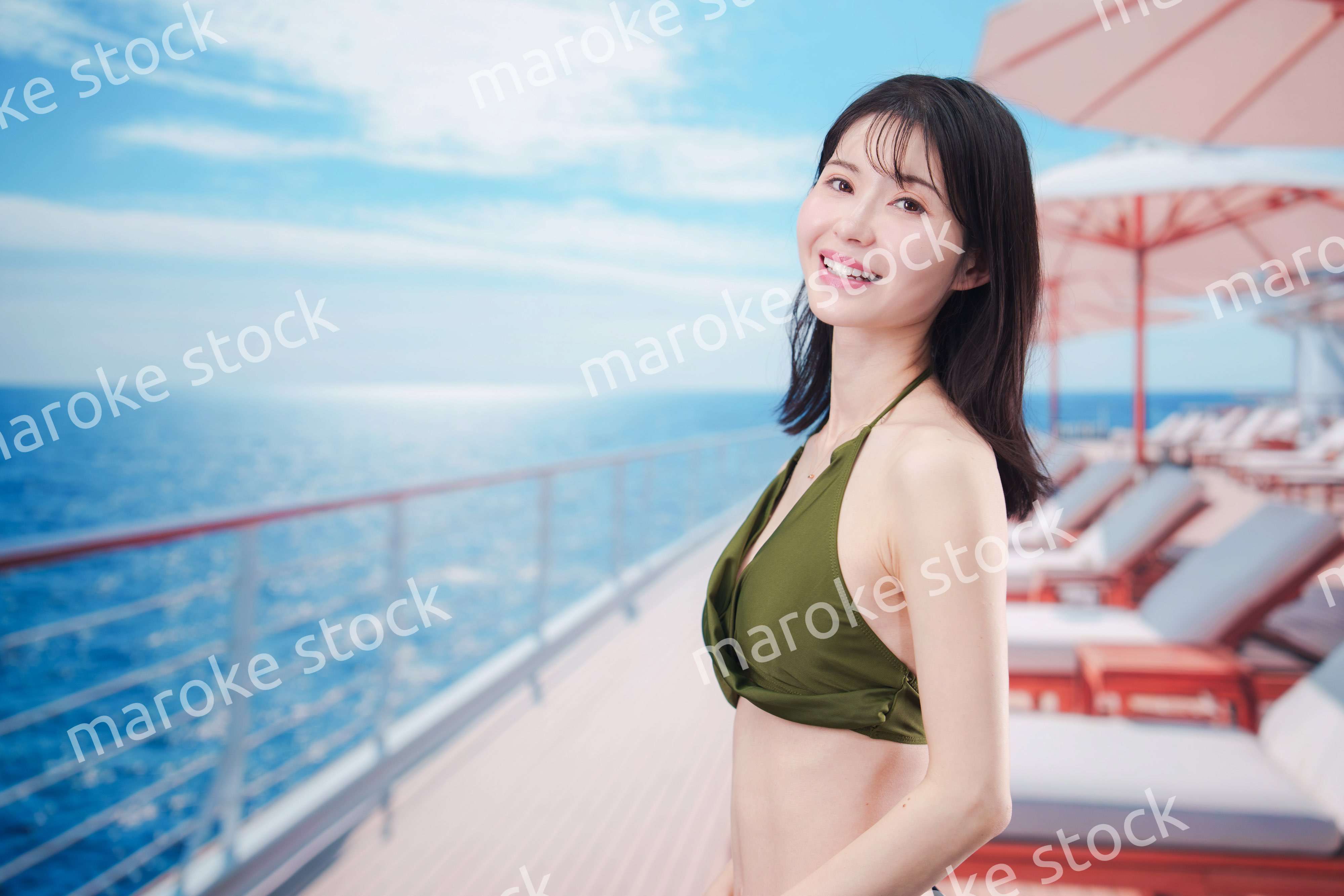 クルーズ旅行を楽しむ水着を着た若い女性