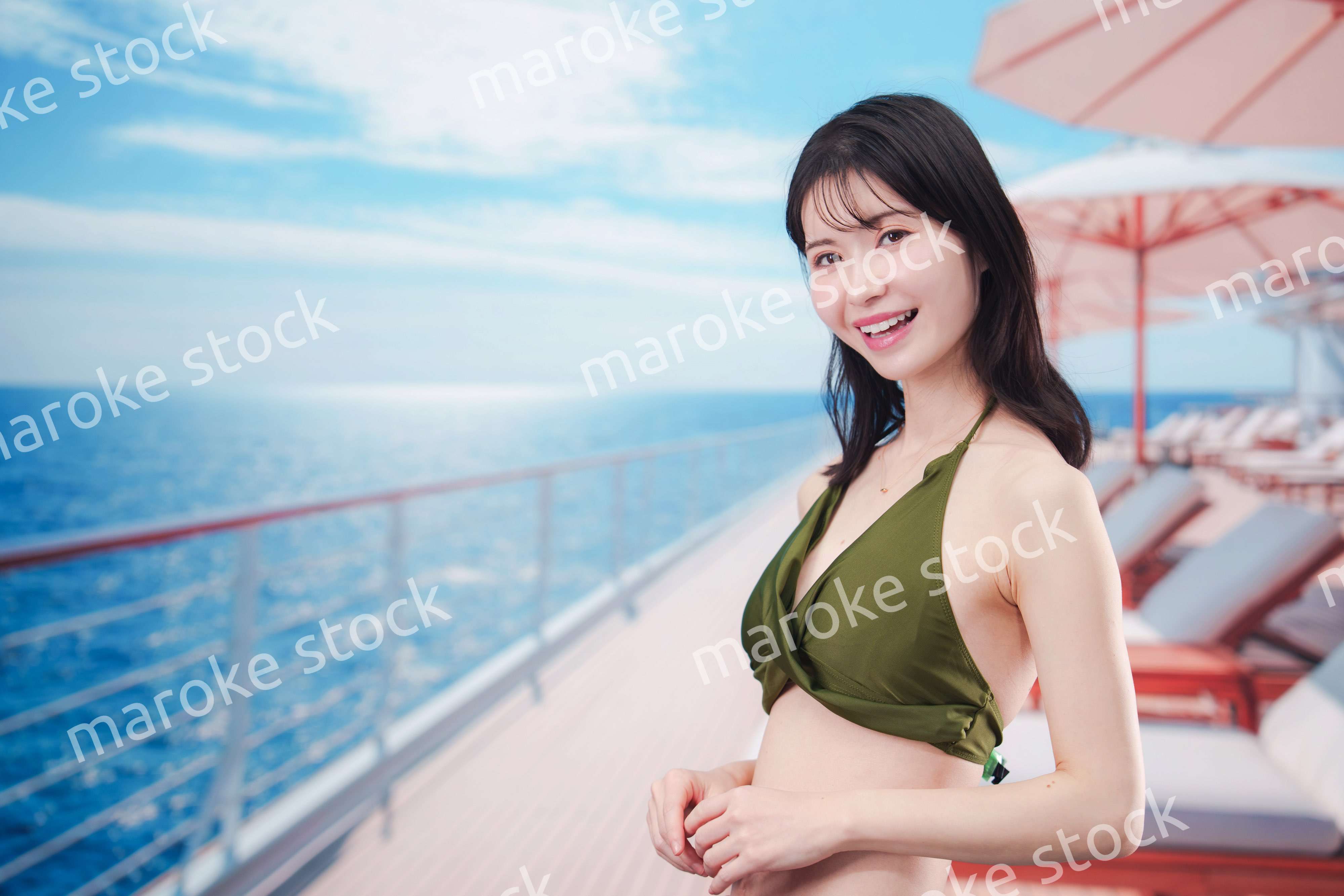 クルーズ旅行を楽しむ水着を着た若い女性