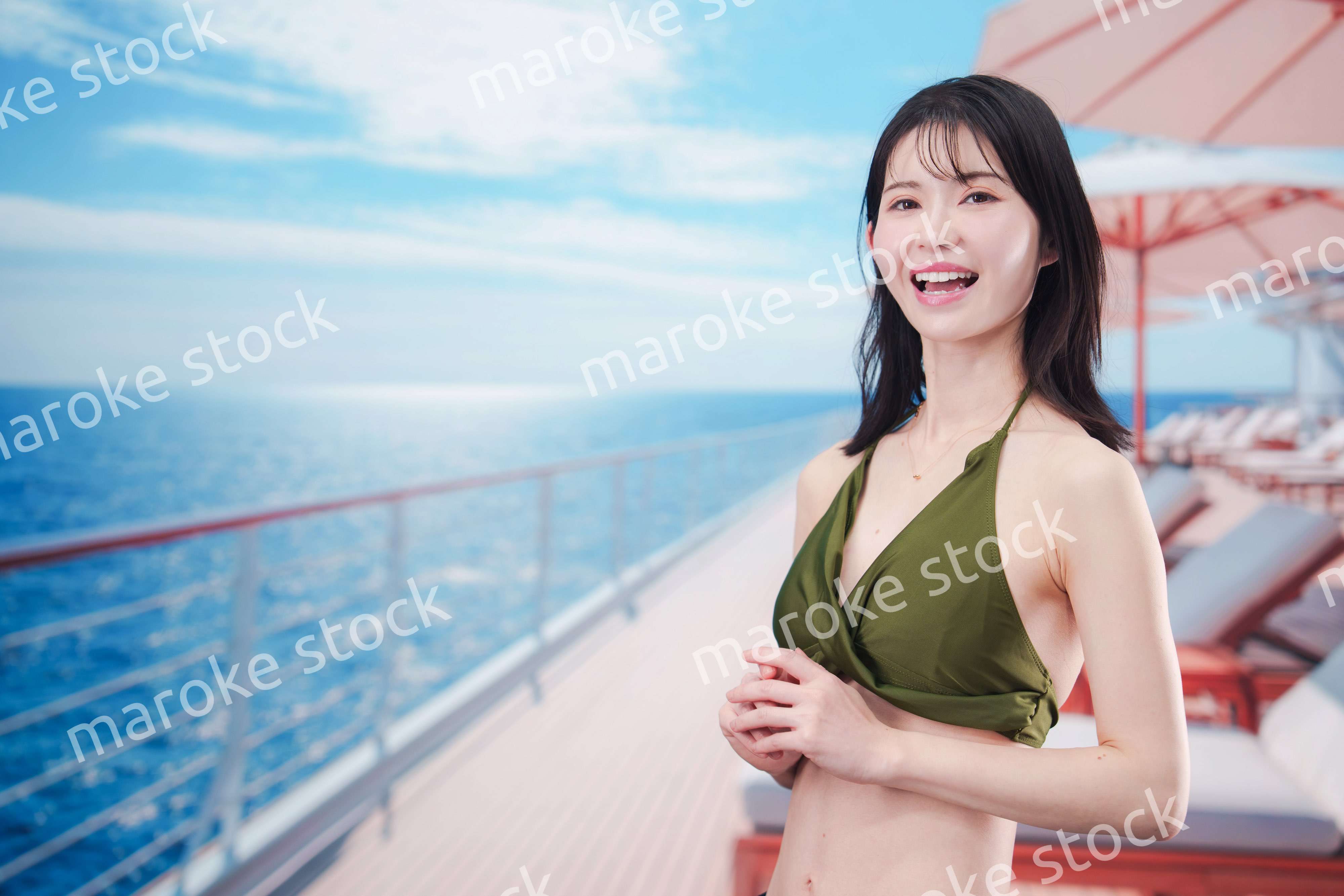 クルーズ旅行を楽しむ水着を着た若い女性