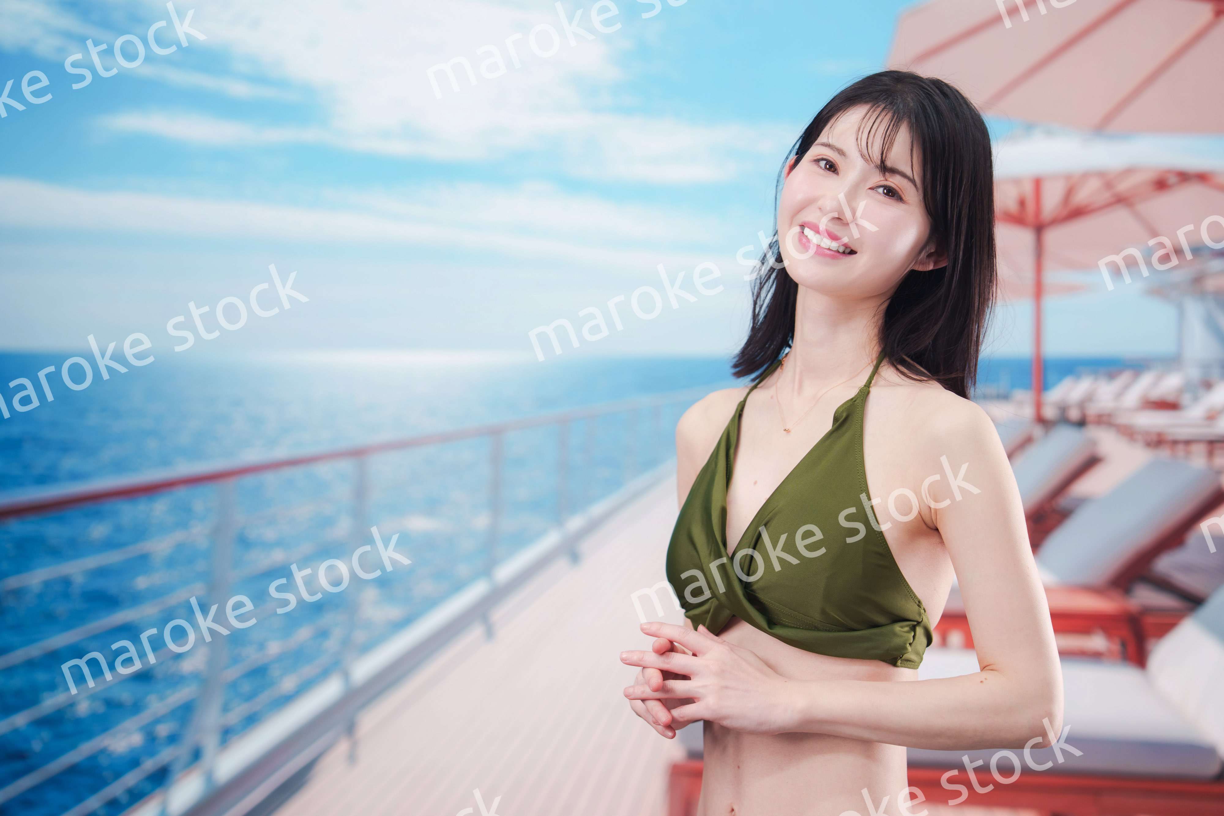 クルーズ旅行を楽しむ水着を着た若い女性