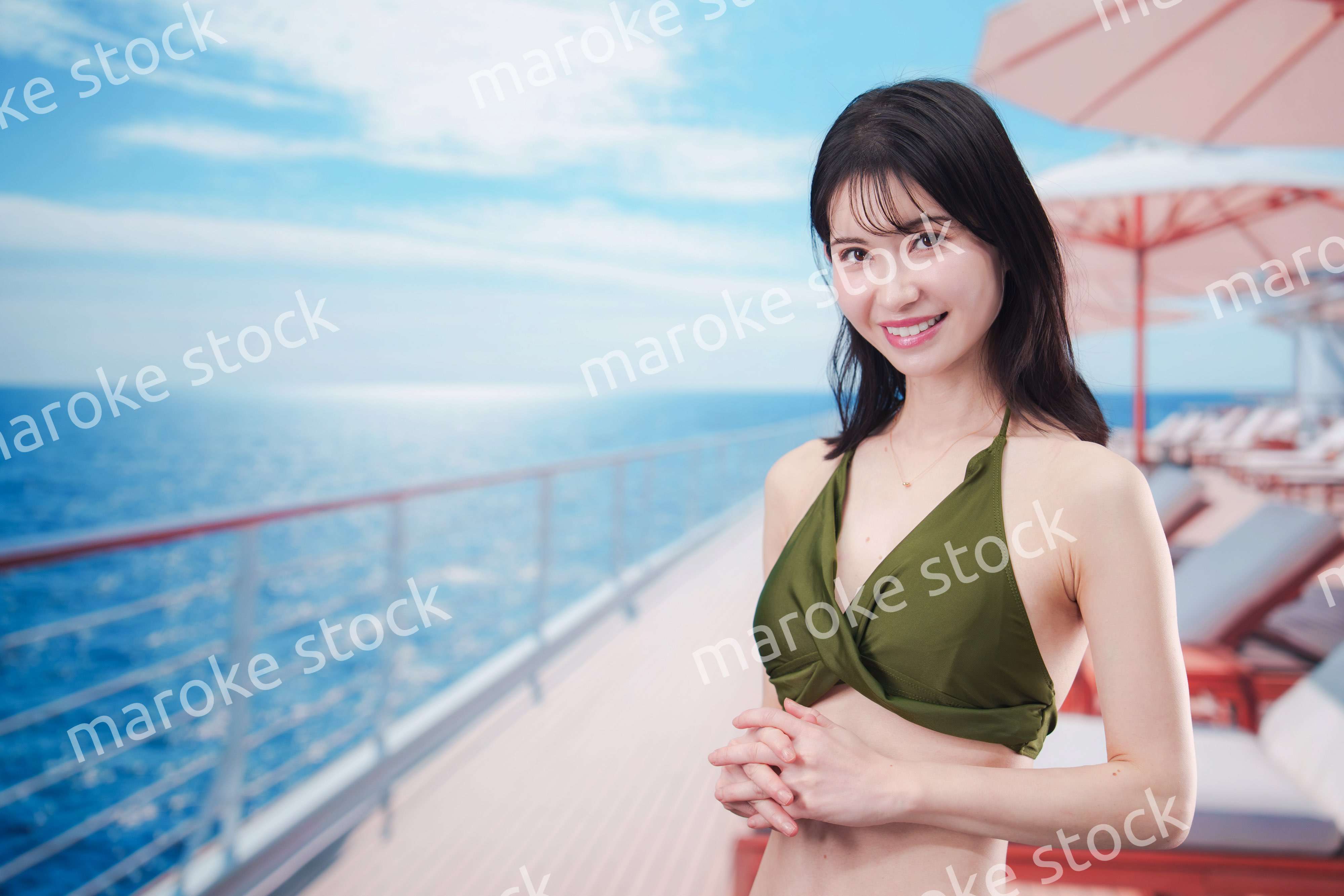 クルーズ旅行を楽しむ水着を着た若い女性