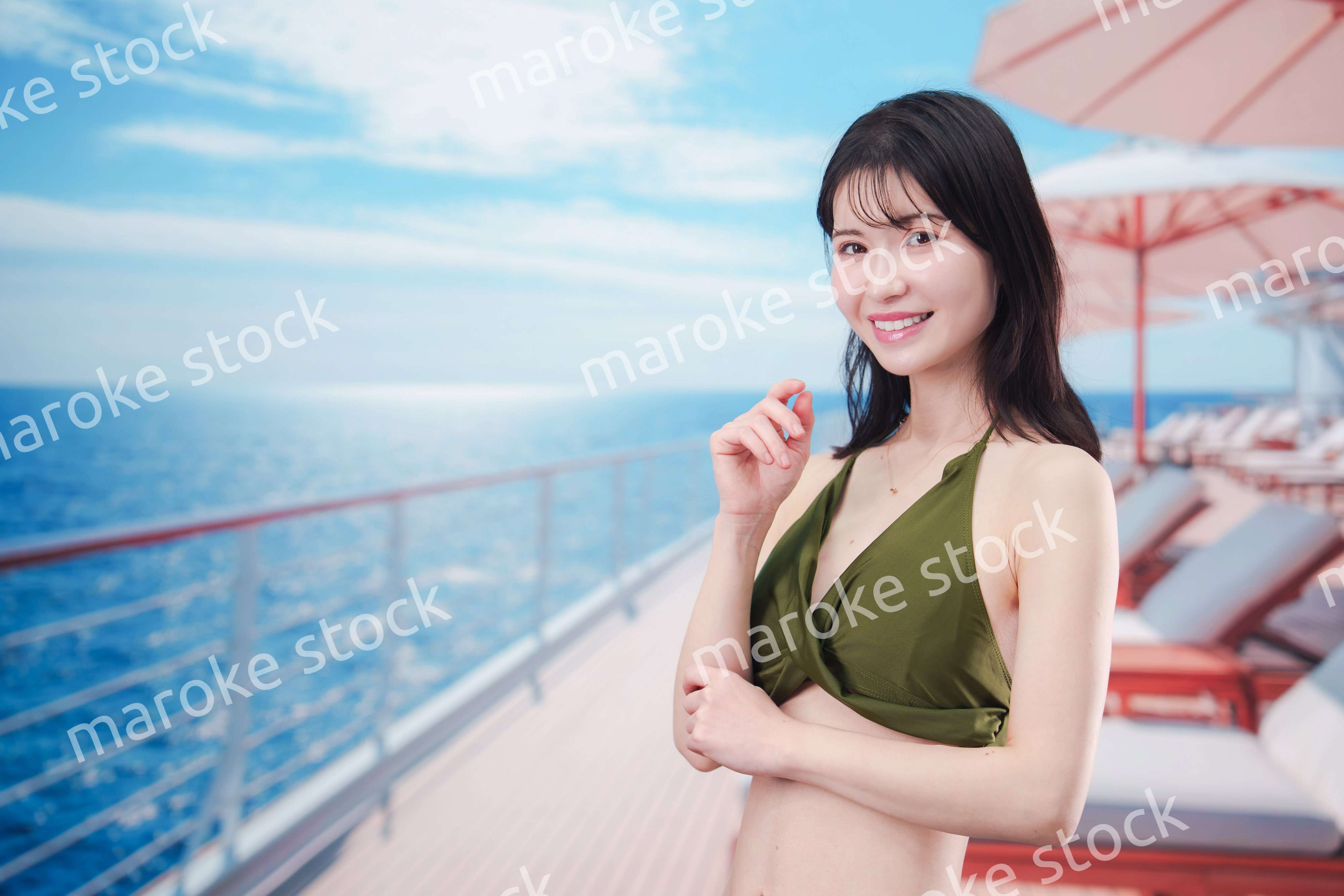 クルーズ旅行を楽しむ水着を着た若い女性