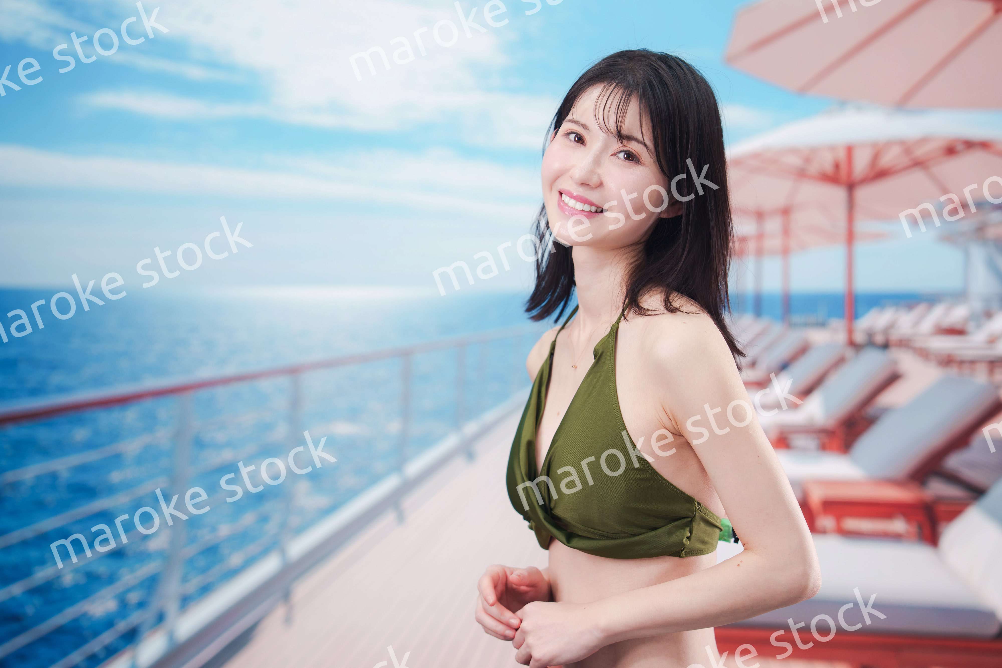 クルーズ旅行を楽しむ水着を着た若い女性