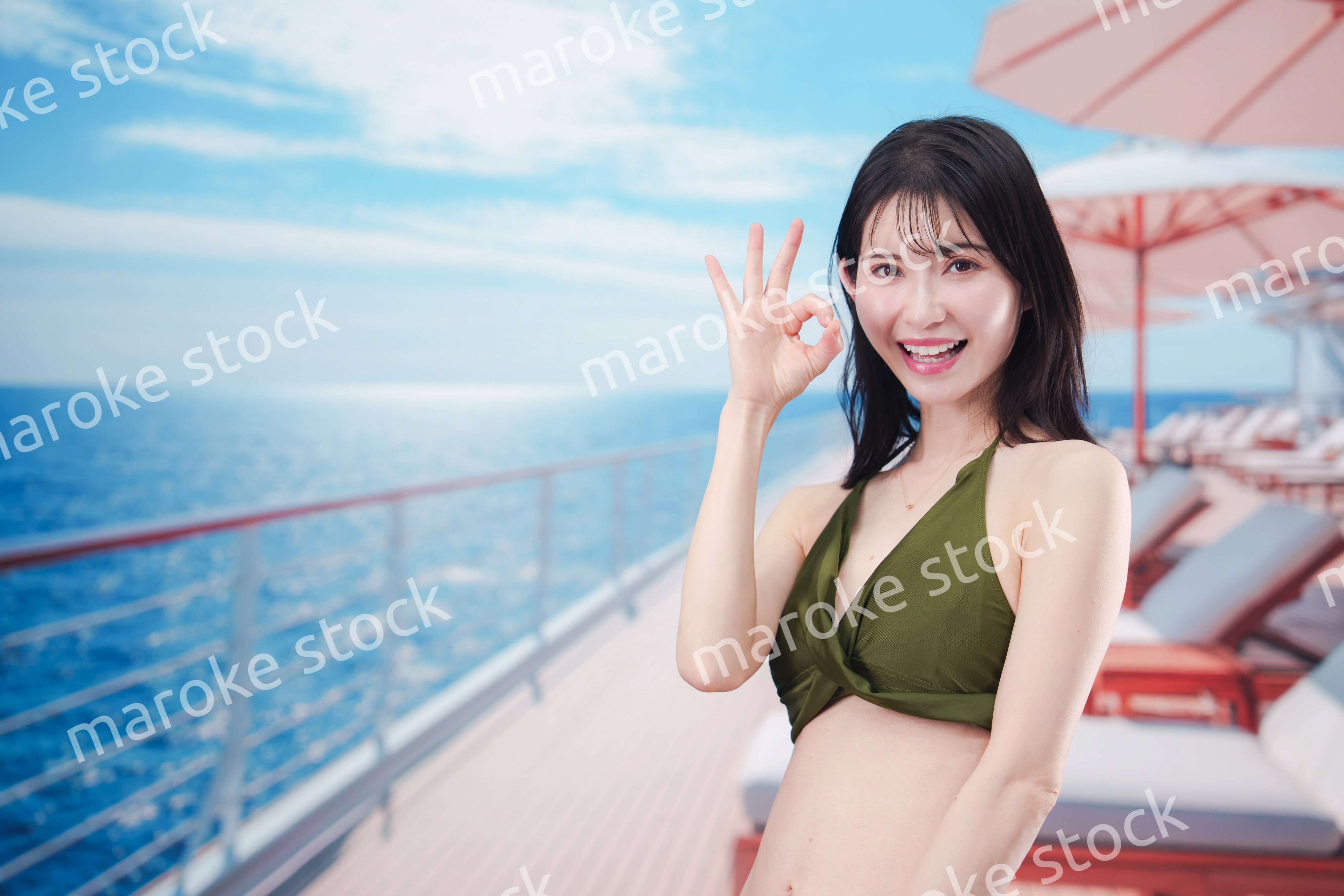 クルーズ旅行を楽しむ水着を着た若い女性