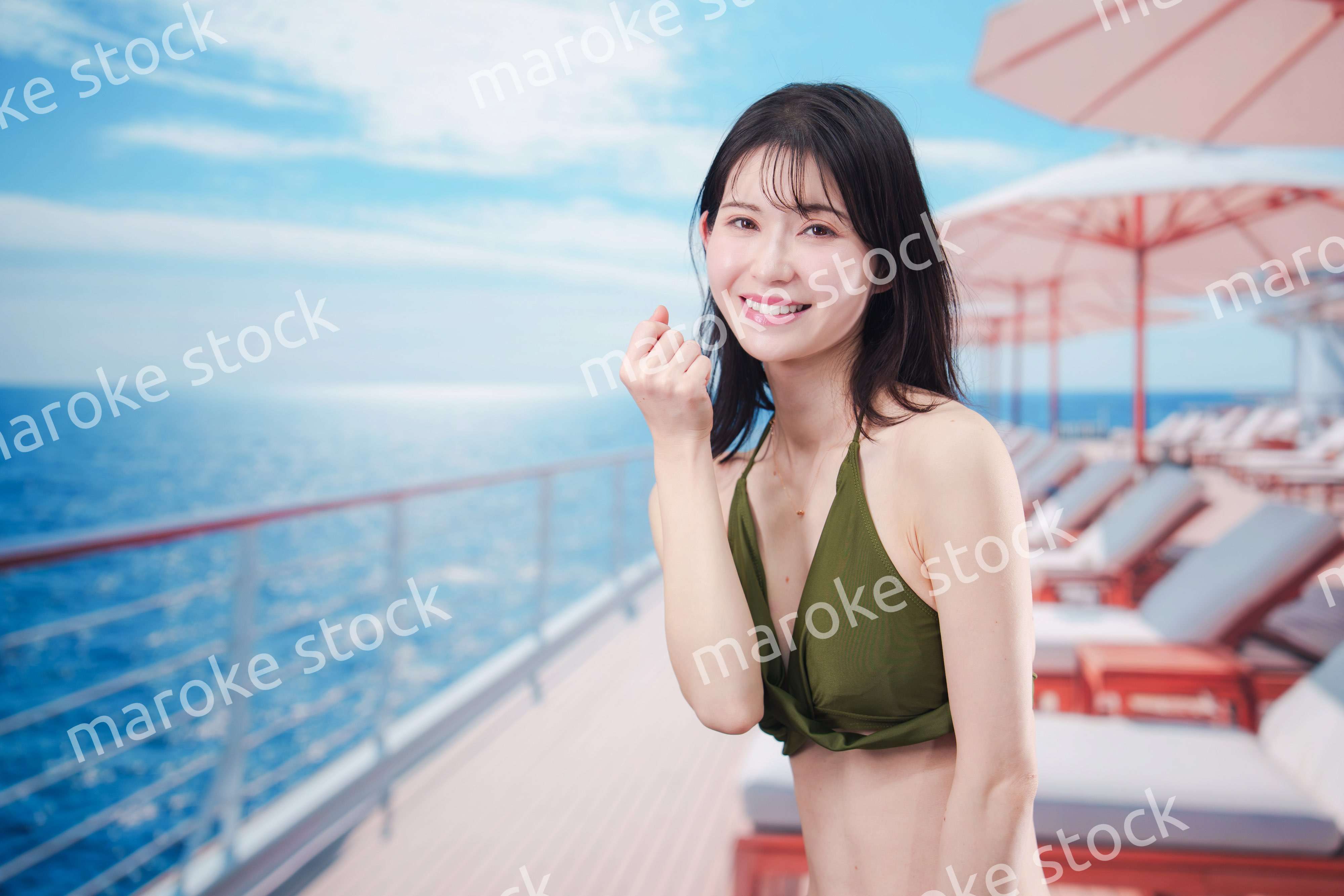 クルーズ旅行を楽しむ水着を着た若い女性