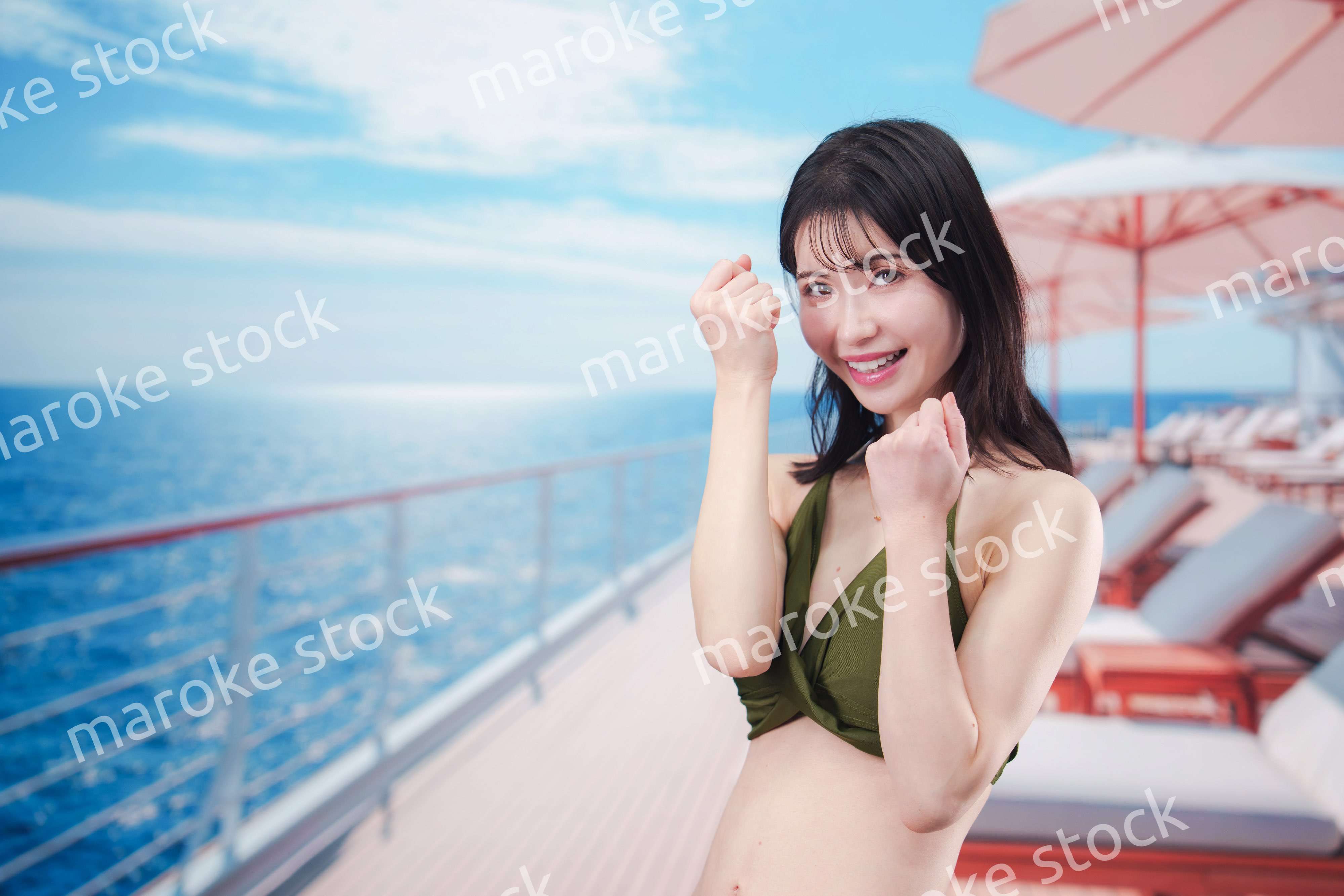 クルーズ旅行を楽しむ水着を着た若い女性