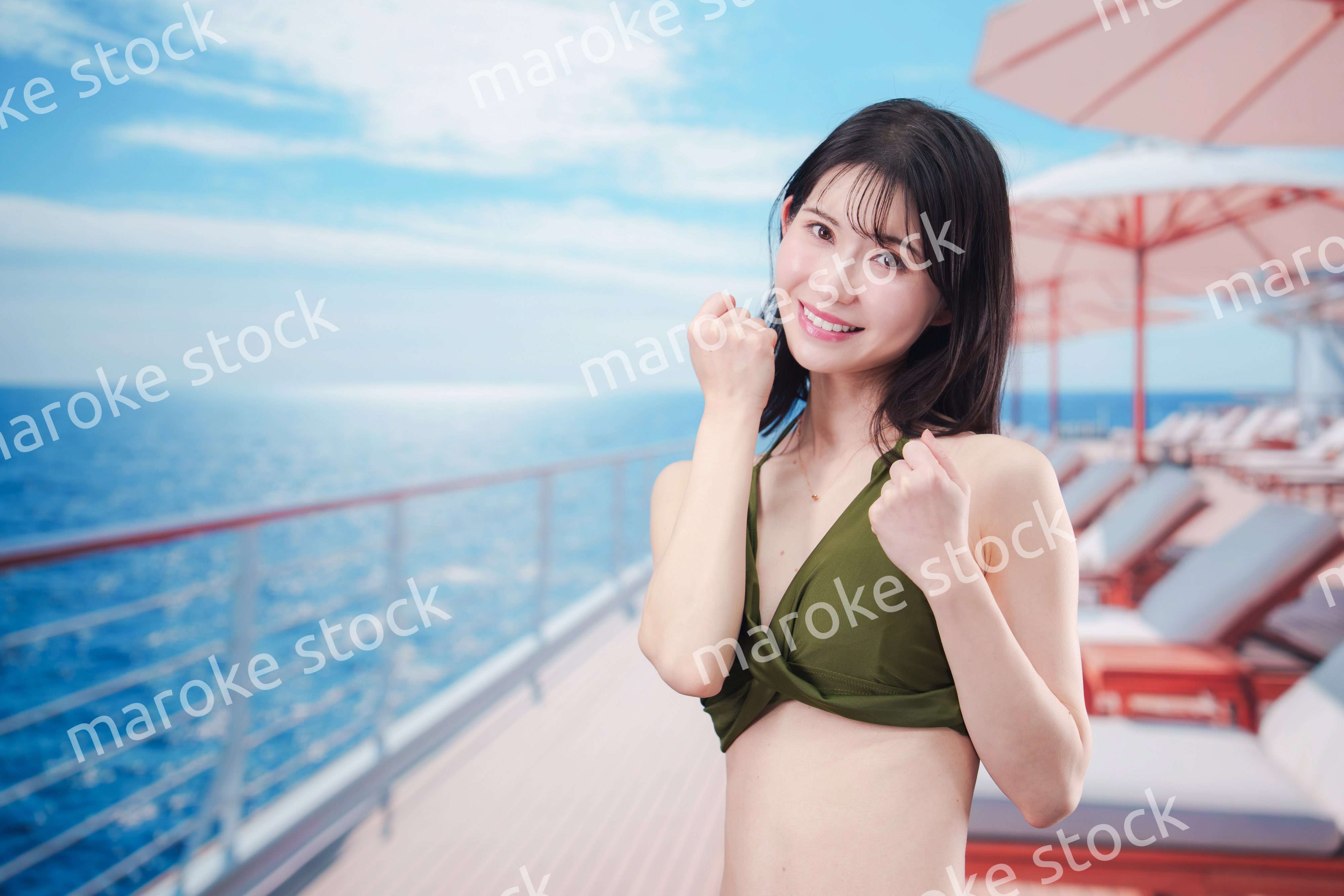 クルーズ旅行を楽しむ水着を着た若い女性