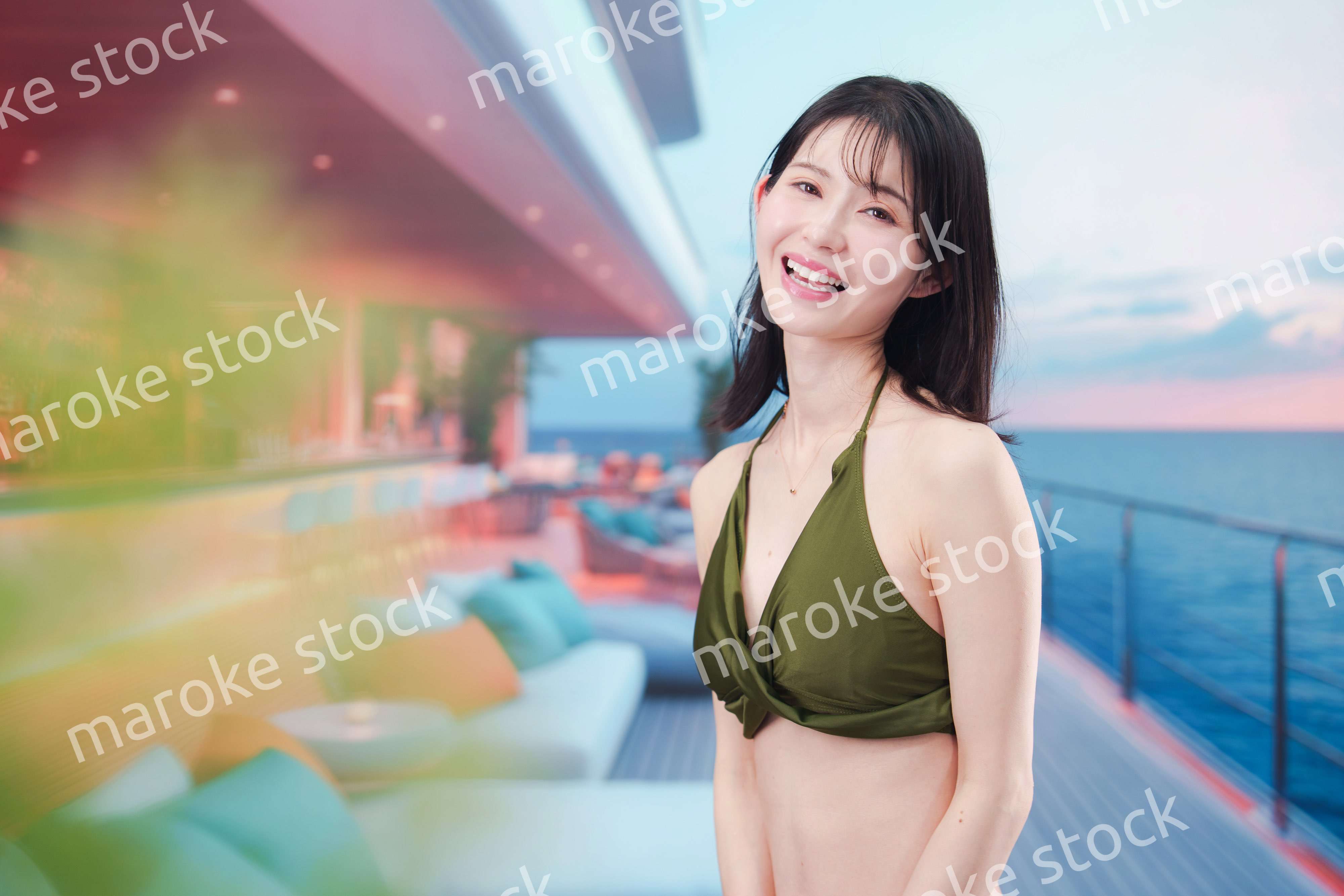 クルーズ旅行を楽しむ水着を着た若い女性