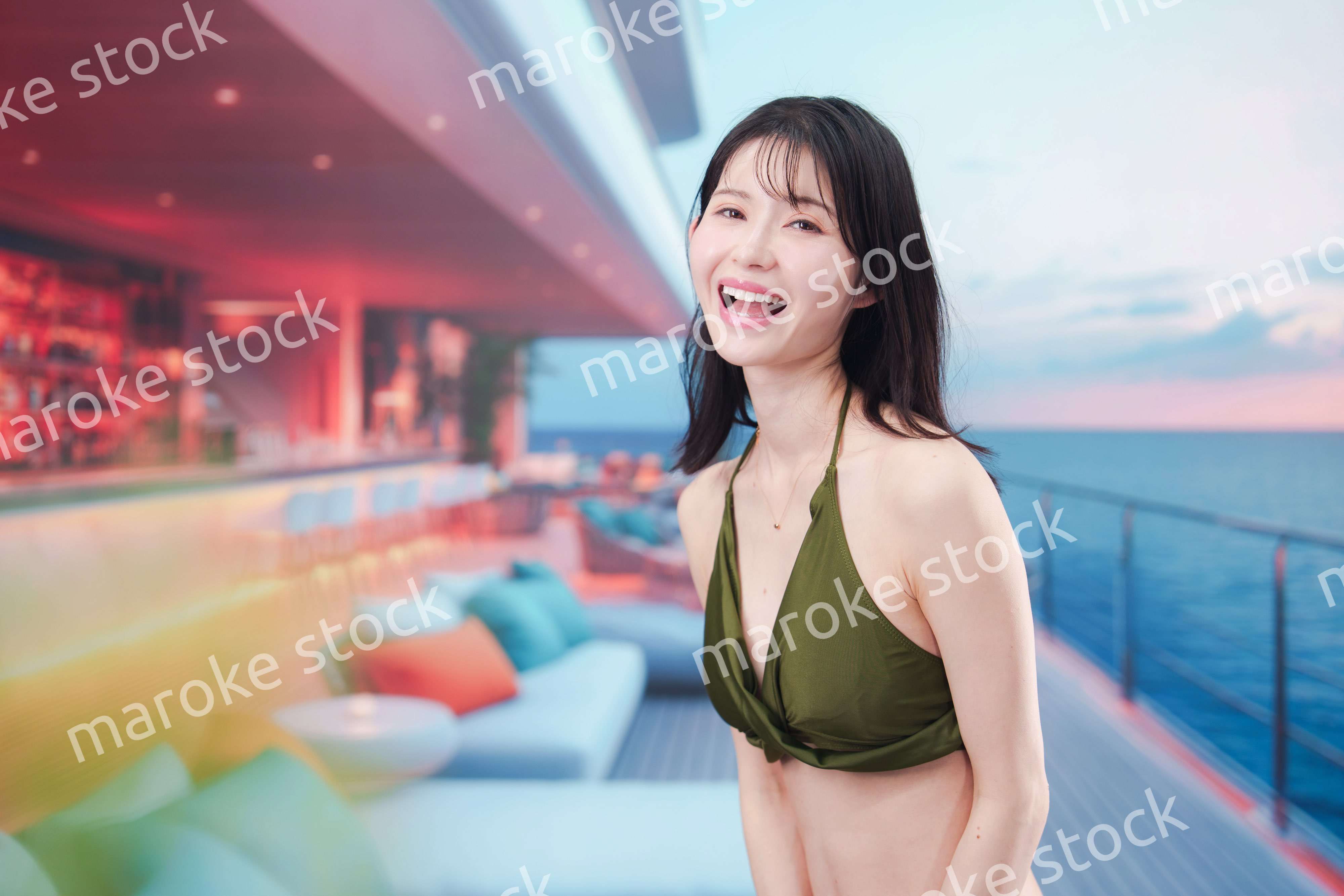 クルーズ旅行を楽しむ水着を着た若い女性