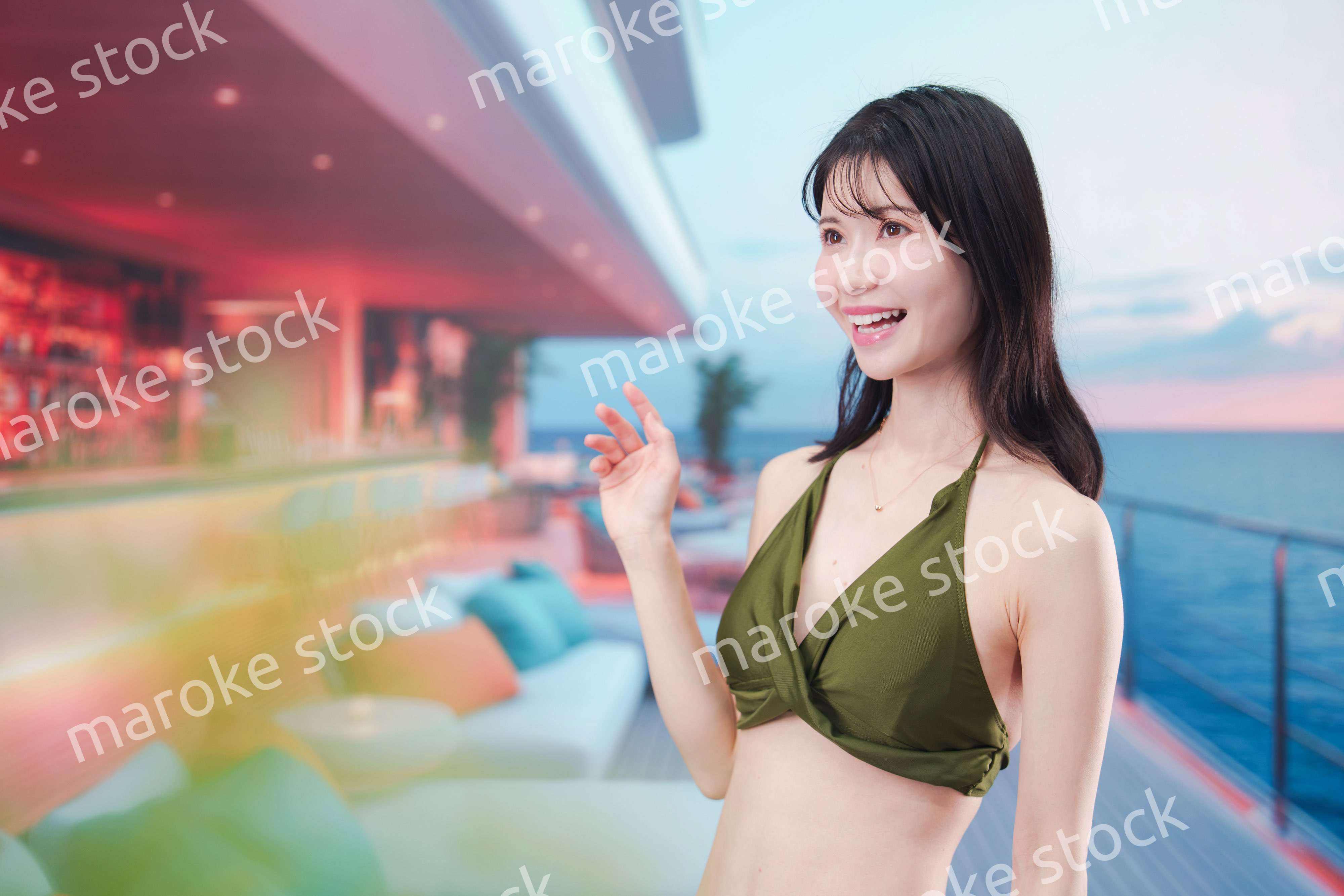 クルーズ旅行を楽しむ水着を着た若い女性