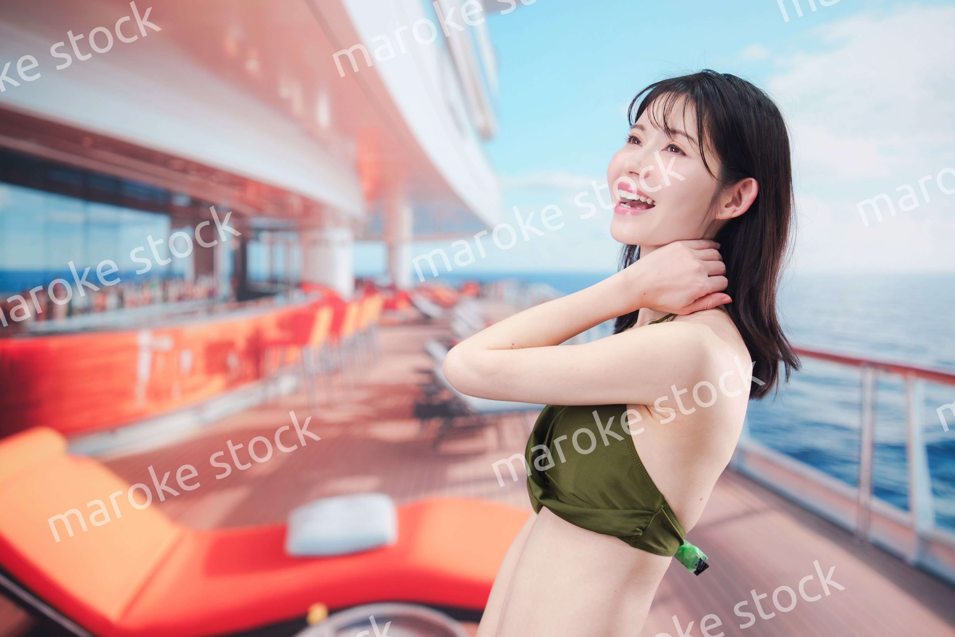 クルーズ旅行を楽しむ水着を着た若い女性