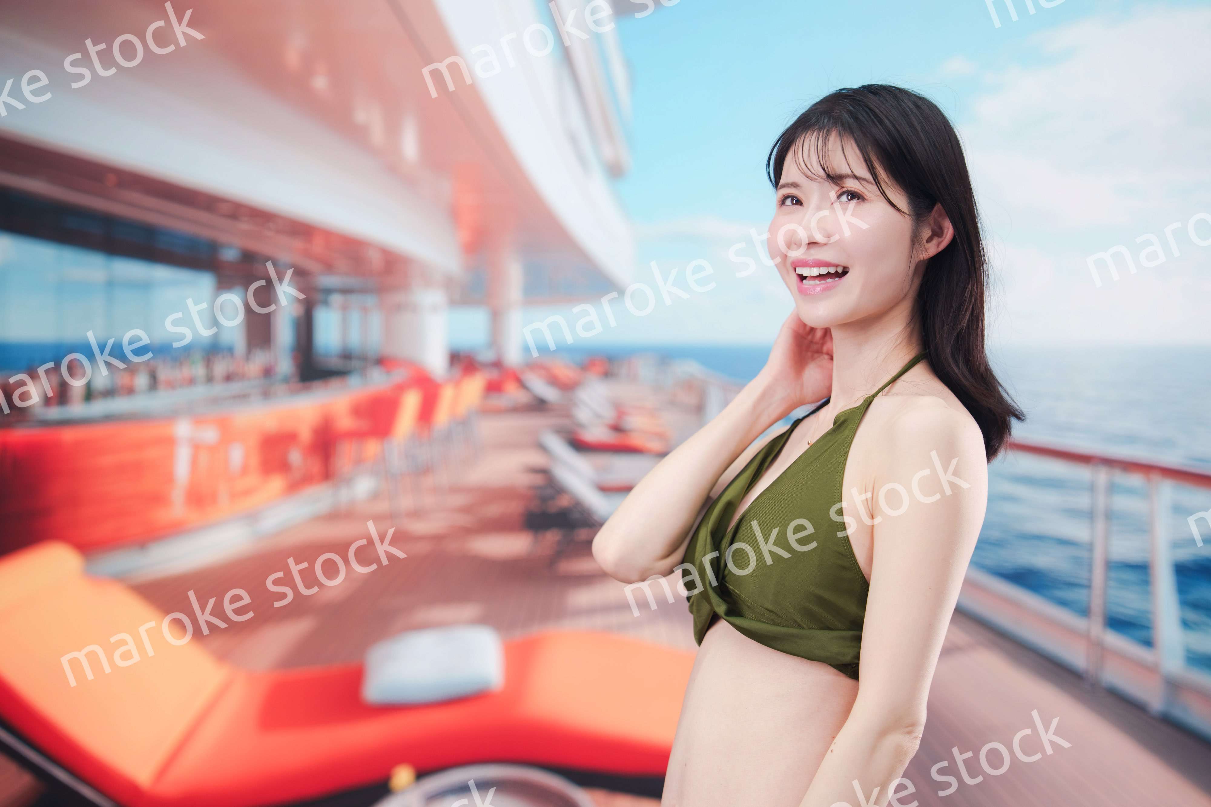 クルーズ旅行を楽しむ水着を着た若い女性