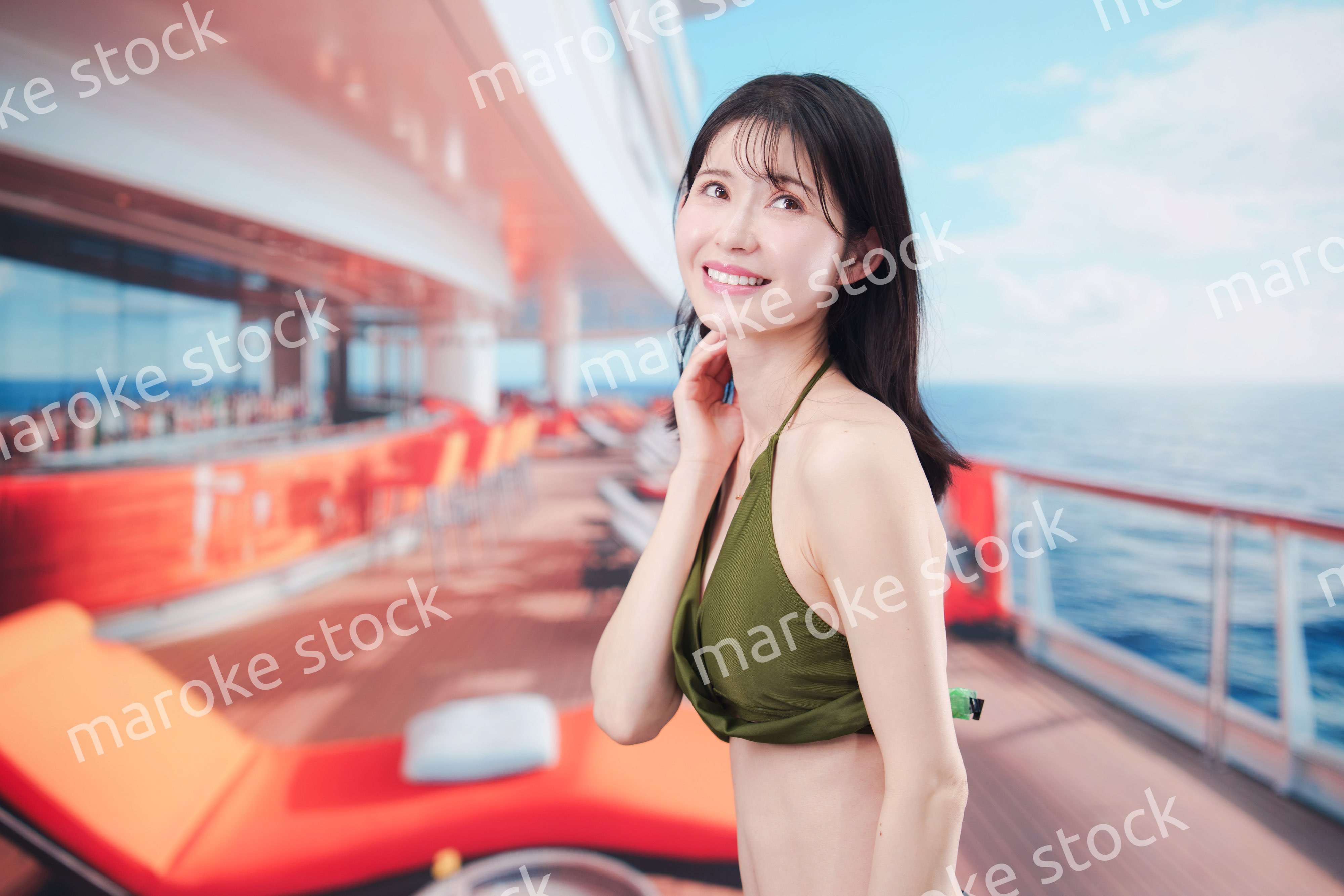 クルーズ旅行を楽しむ水着を着た若い女性